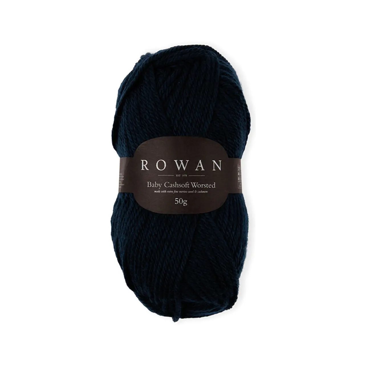 Baby Cashsoft Worsted 10013 Navy von Rowan. Die perfekte Harmonie aus Luxus und Funktionalität. Diese sorgfältig ausgewogene Mischung aus Merinowolle Kaschmir und Acryl fühlt sich unwiderstehlich weich auf der Haut an.Baby Cashsoft Worsted eignet sich ideal für kuschelige Decken Babykleidung und alle Projekte bei denen Weichheit und Funktionalität Hand in Hand gehen.