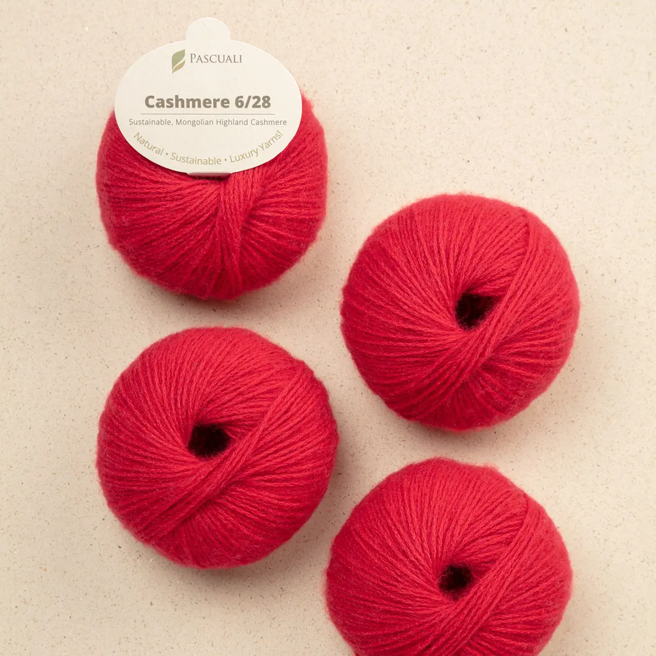 Cashmere 6/28 95 Scharlachrot von Pascuali. Die Cashmere 6/28 ist herrlich weich und das verstrickte Garn blüht mit der ersten Wäsche regelrecht auf. Pullover Strickjacken und Handwärmer sind wunderbare Projekte um sie aus diesem besonderen Garn zu stricken. Es ist in der Tat so weich und leicht dass selbst Menschen mit empfindlichster Haut es tragen können da es nicht juckt oder kratzt. Außerdem ist es sehr anpassungsfähig an die Temperatur. Im Winter hält es warm und isoliert während es im Sommer dafür sorgt dass man nicht ins Schwitzen kommt denn die Kaschmirfaser ist atmungsaktiv. Pascuali bietet eine der besten Kaschmirqualitäten an die derzeit auf dem Markt erhältlich sind. Weil hohe Qualität artgerechte Tierhaltung fair gehandelte und ökologisch hergestellte Produkte im Mittelpunkt unseres Handelns stehen haben wir dafür gesorgt dass unser Kaschmir von der mongolischen Handelskammer bio-zertifiziert ist.