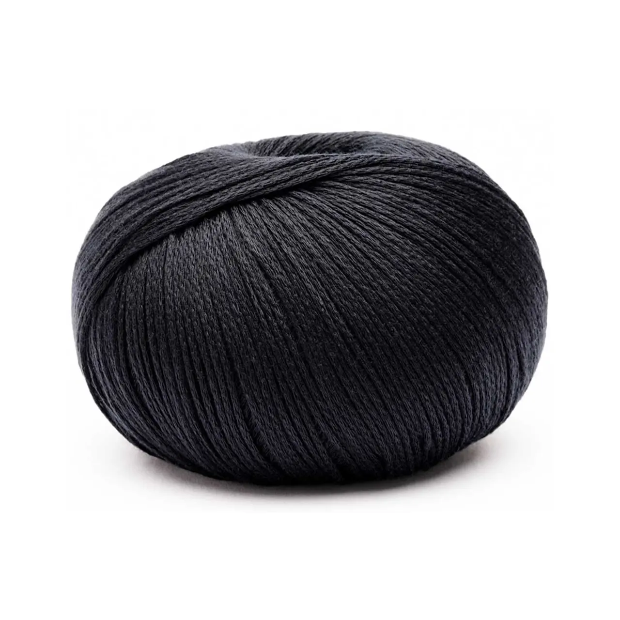 Arctic Pearl 1 Schwarz von Pascuali. Ein wirklich einzigartiges Naturgarn - das einzige vegane Garn seiner Art. Es vereint Schönheit und Nachhaltigkeit und bietet Vorteile für Haut und Körper. Arctic Pearl umhüllt deine Haut mit Luxus und bewegt sich im Einklang mit der Erde - die perfekte Wahl für alle die Wert auf Ästhetik und Nachhaltigkeit legen.