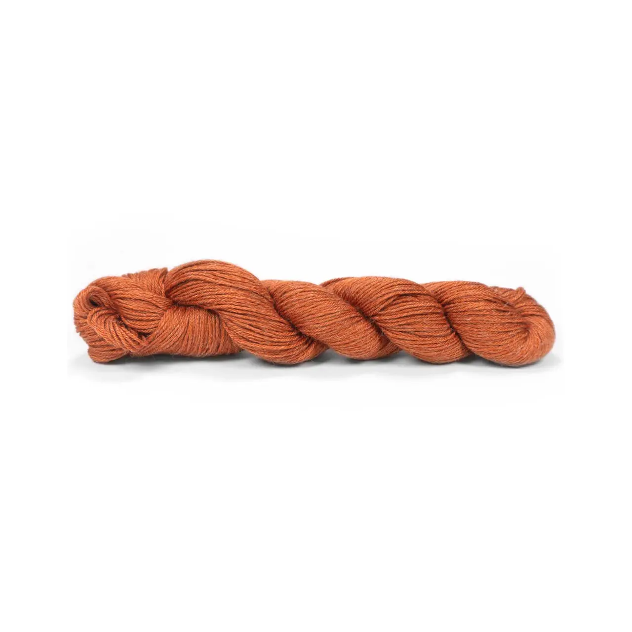 Pinta 118 Rost von Pascuali. Pinta ist ein ideales Ganzjahresgarn das dank seiner einzigartigen Faserzusammenstellung (bestehend aus 60% Merino 20% Seide und 20% Ramie) eine herausragende Vielseitigkeit bietet. Diese sorgfältig gewählte Mischung vereint die wärmeregulierenden Eigenschaften von Merino die luxuriöse Weichheit von Seide und die strapazierfähige Leichtigkeit von Ramie. Es ist ein echtes Allroundtalent aus dem sich die verschiedensten Kleidungsstücke Accessoires und Socken stricken lassen.