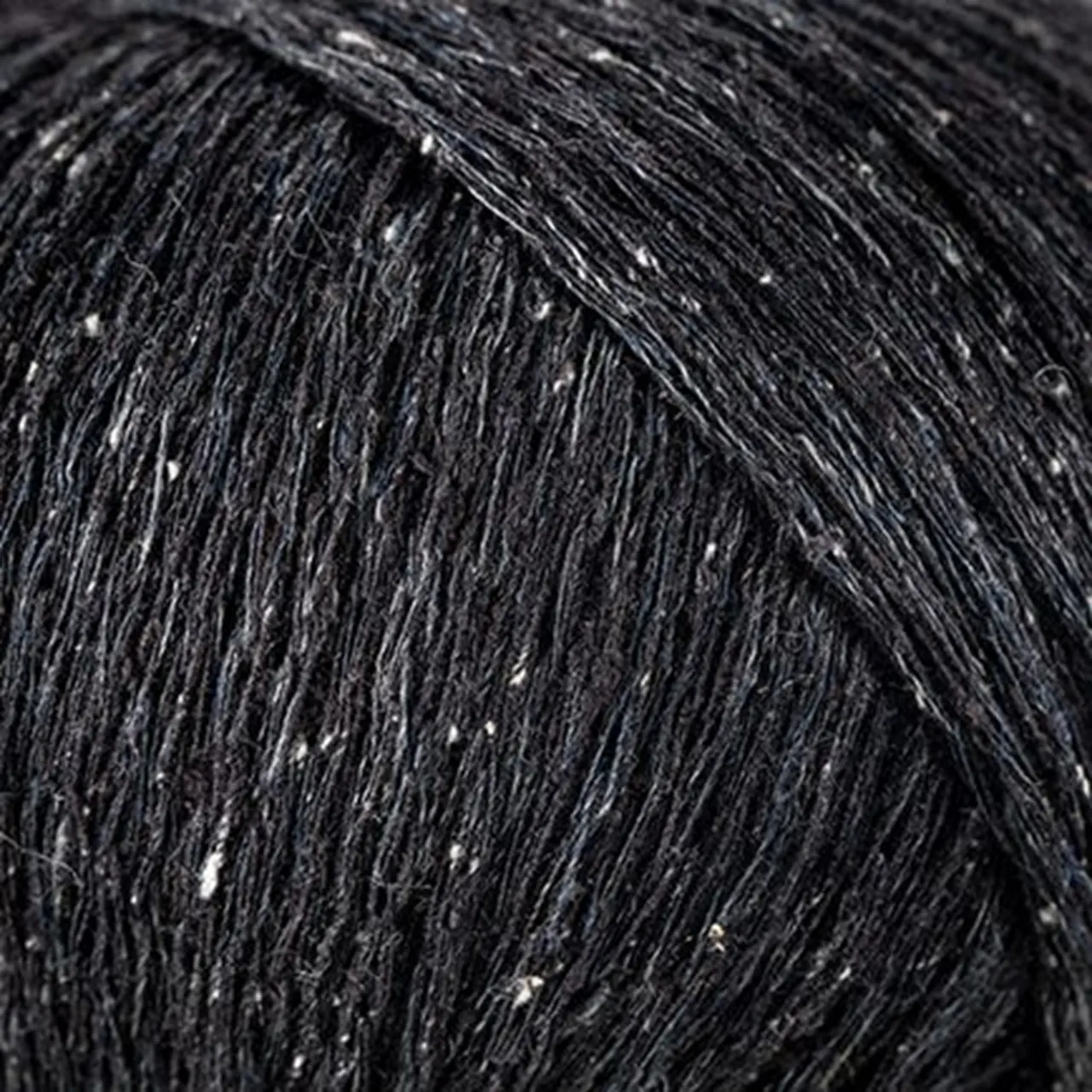 Linilk 7 Schwarz von Laines Du Nord. Eine leichte elegante und natürliche Verbindung der frischen strukturierten Haptik von Leinen mit der edlen Weichheit von Seide. Ideal für luftige Strickprojekte und sommerliche Kleidungsstücke mit purem Charakter.