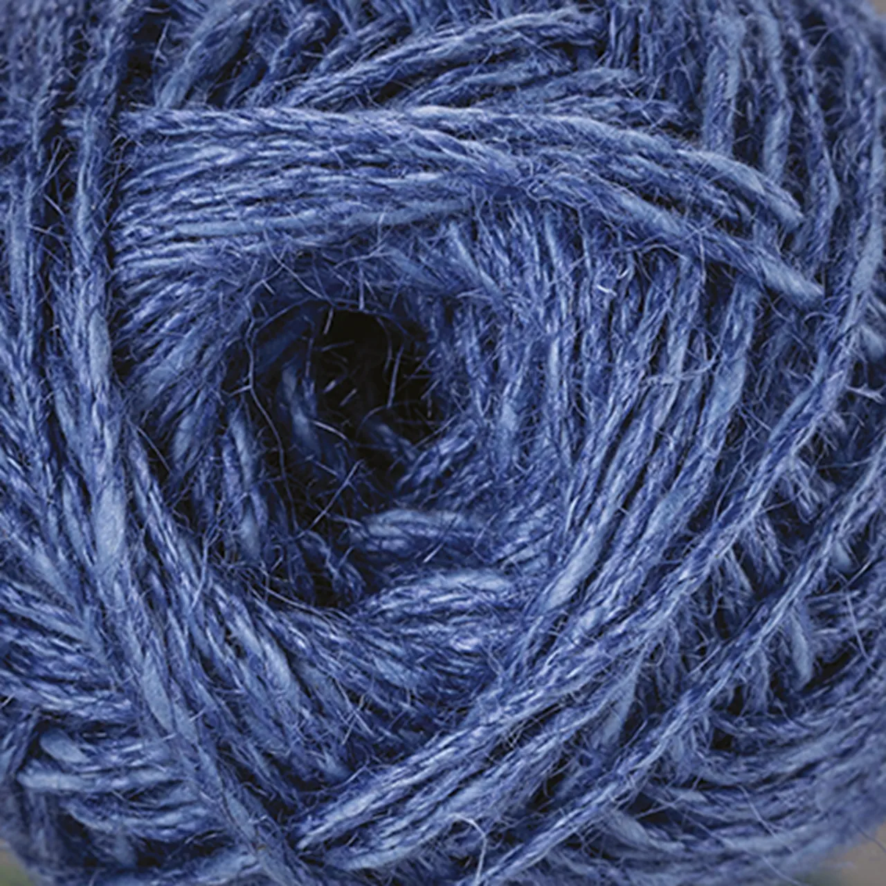 Natural Bag 31 Blau von Laines Du Nord. Ein natürliches Garn aus Jute und Baumwolle mit einer rustikalen Textur.