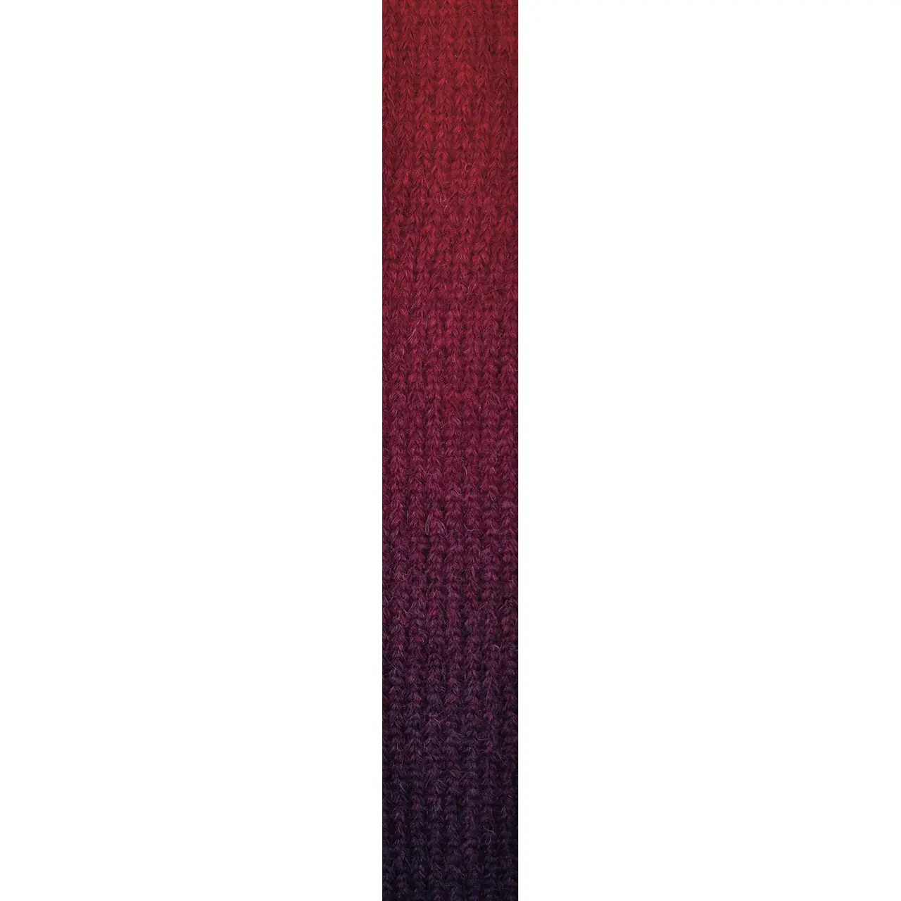Piuma Alpaca Dégradé 13 Rot-Bordeaux-Violett von Laines Du Nord. Mit sanften Farbverläufen und zartem Flausch verleiht Poema Alpaca jedem Projekt Wärme Leichtigkeit und einen Hauch von Luxus. Ideal für Schals Pullover & Accessoires.