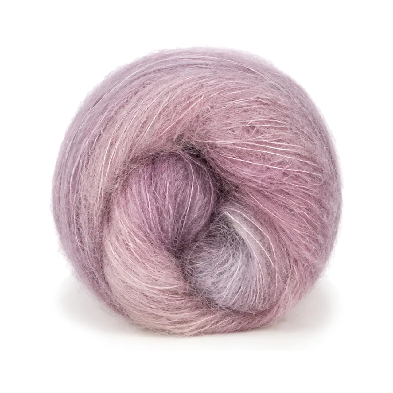 Poema Mohair 11 Beerenton/Flieder von Laines Du Nord. Ein einzigartiges Garn aus Kid Mohair und Seide mit zartem Farbverlauf und innovativen Farbtönen.