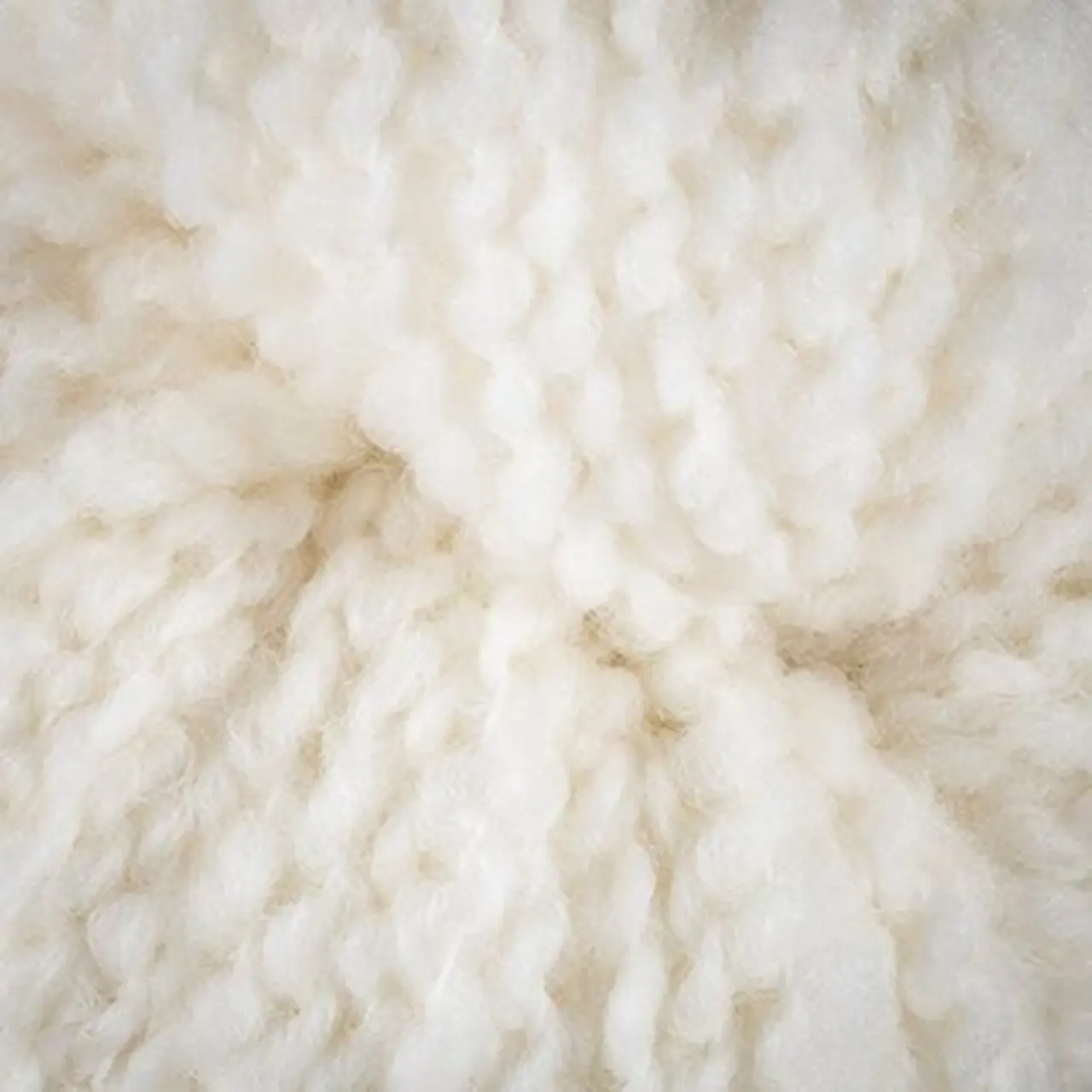 Texture Wool 1 Naturweiß von Laines Du Nord. Die Reinheit der Merinowolle trifft auf eine Struktur die Maschenbild und Form perfekt zur Geltung bringt.