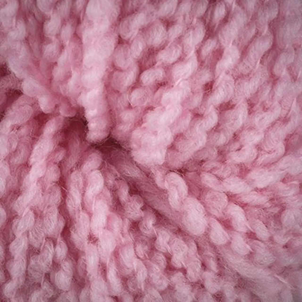 Texture Wool 3 Altrosa von Laines Du Nord. Die Reinheit der Merinowolle trifft auf eine Struktur die Maschenbild und Form perfekt zur Geltung bringt.