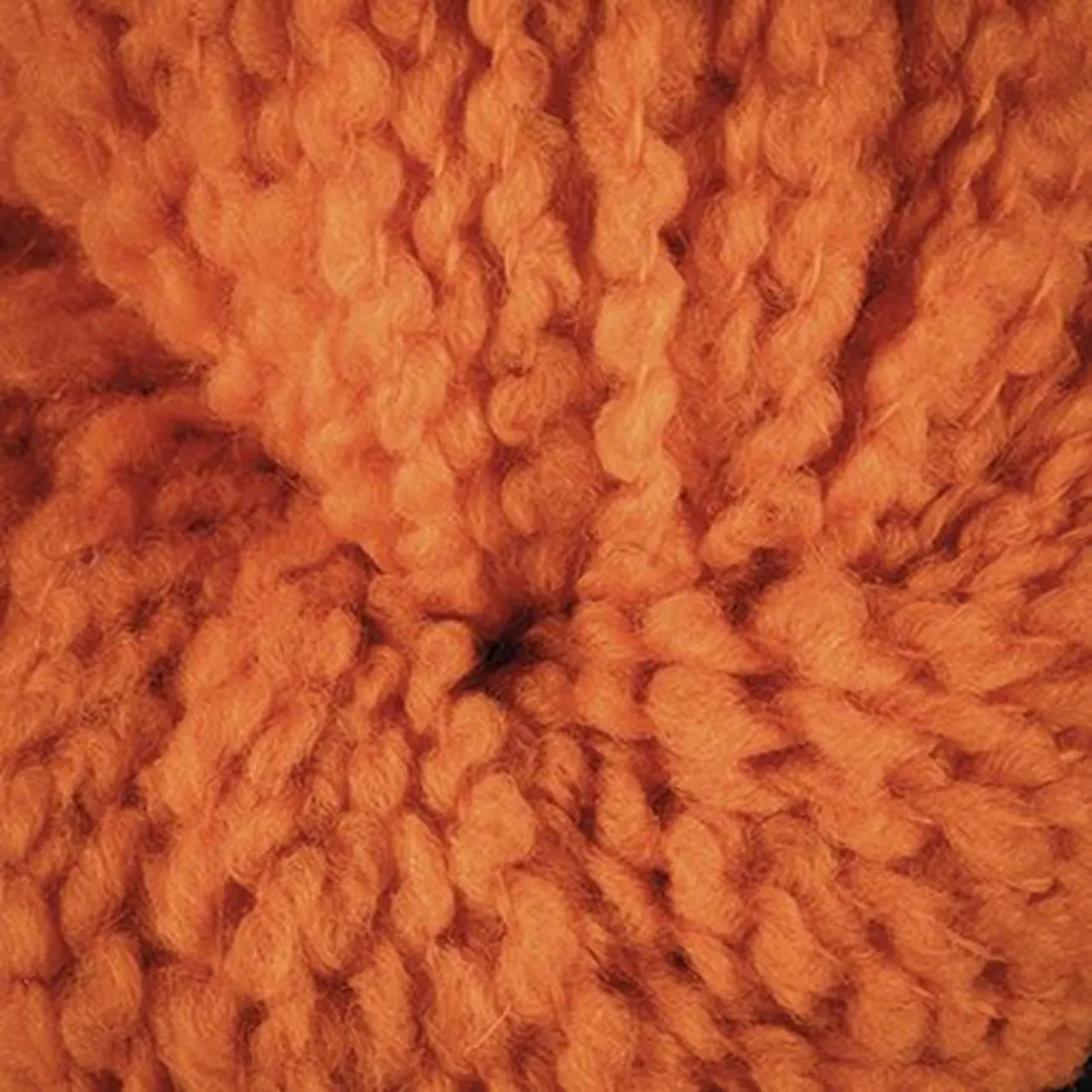 Texture Wool 7 Orange von Laines Du Nord. Die Reinheit der Merinowolle trifft auf eine Struktur die Maschenbild und Form perfekt zur Geltung bringt.