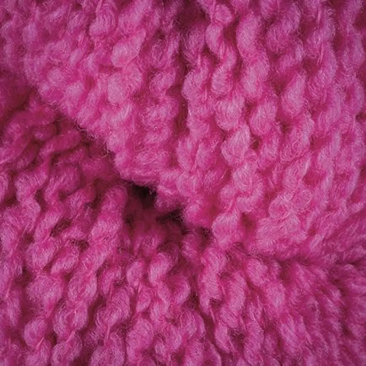 Texture Wool 8 Pink von Laines Du Nord. Die Reinheit der Merinowolle trifft auf eine Struktur die Maschenbild und Form perfekt zur Geltung bringt.
