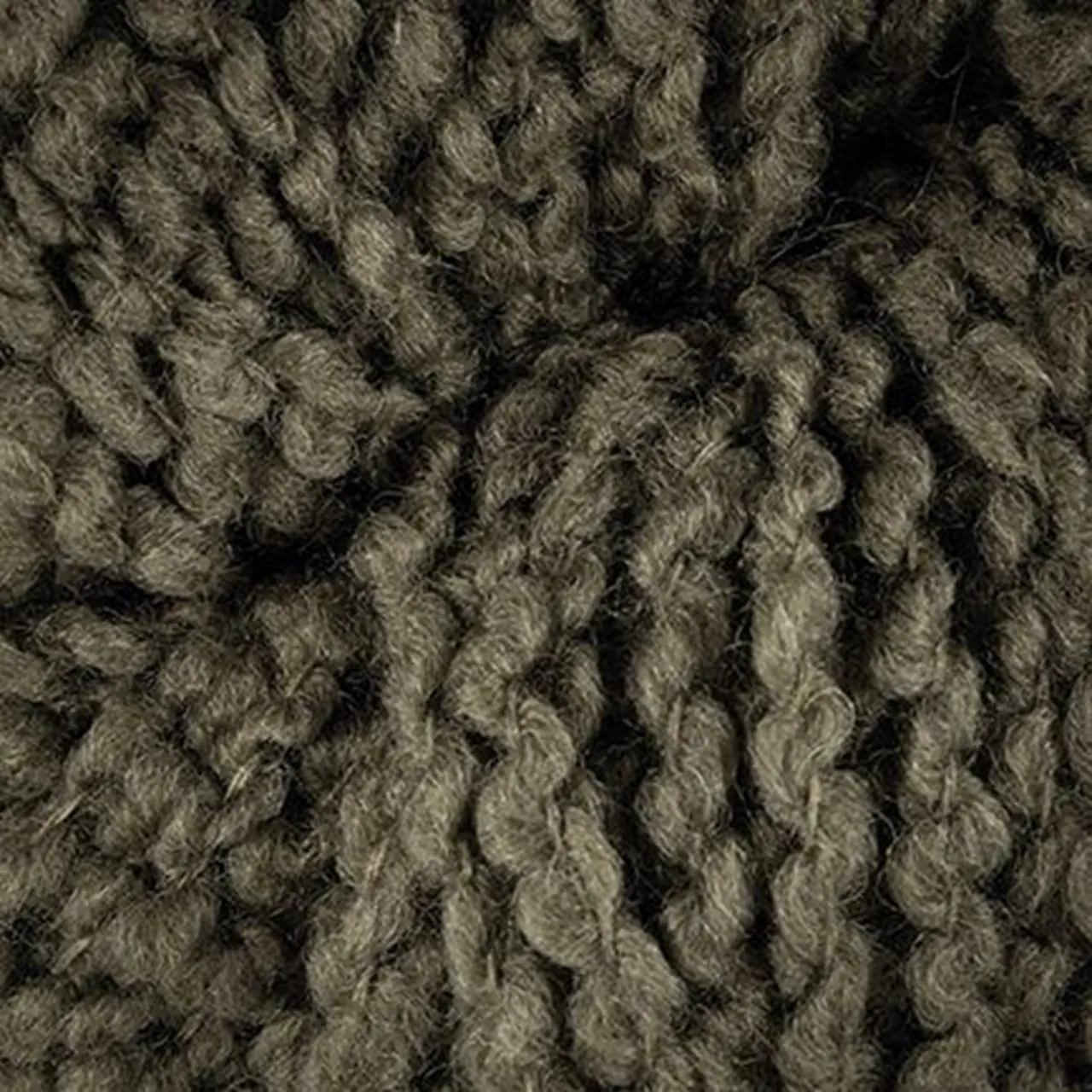 Texture Wool 10 Olivgrau von Laines Du Nord. Die Reinheit der Merinowolle trifft auf eine Struktur die Maschenbild und Form perfekt zur Geltung bringt.