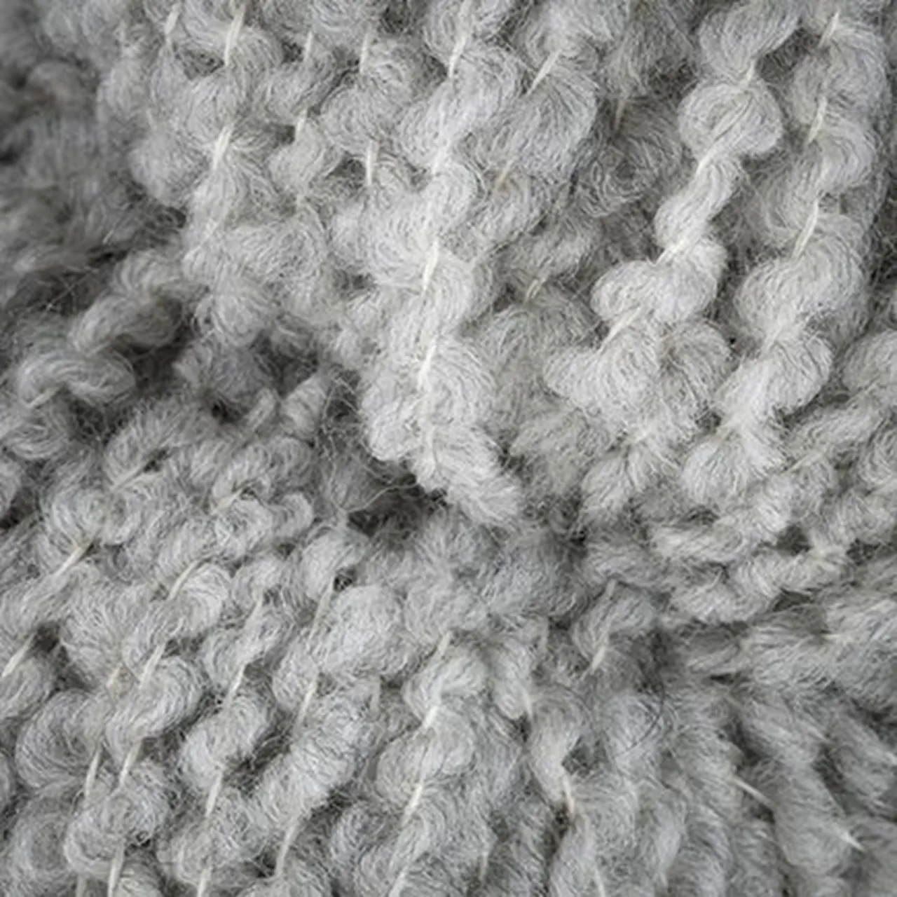 Texture Wool G1 Hellgrau Meliert von Laines Du Nord. Die Reinheit der Merinowolle trifft auf eine Struktur die Maschenbild und Form perfekt zur Geltung bringt.