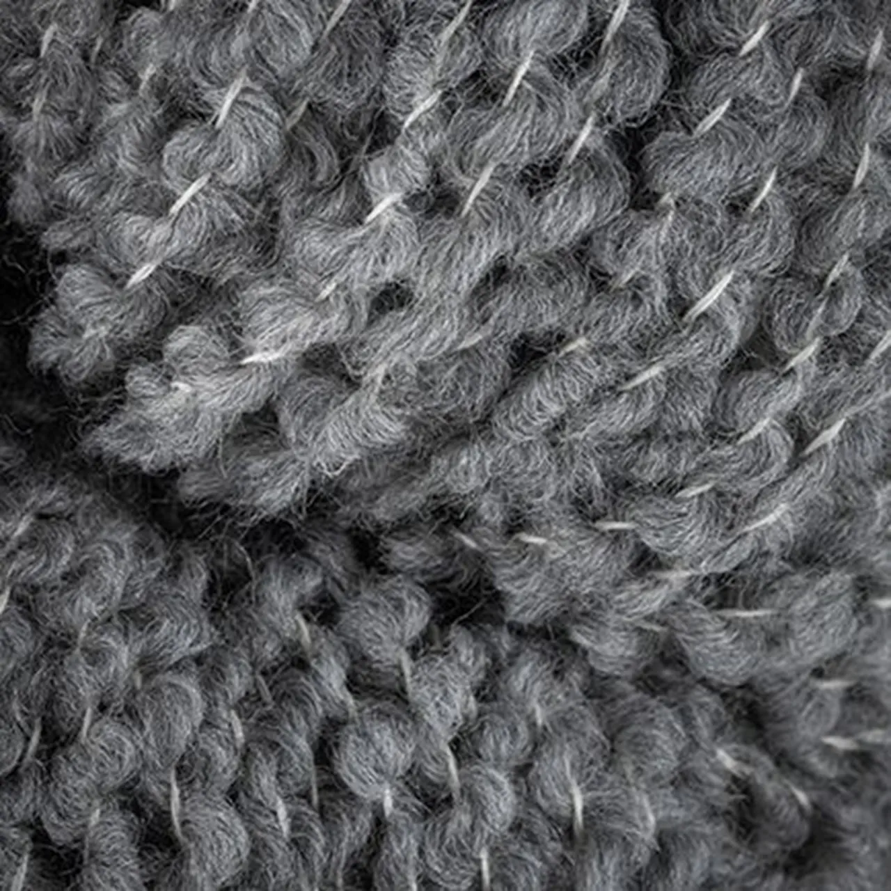 Texture Wool G2 Grau Meliert von Laines Du Nord. Die Reinheit der Merinowolle trifft auf eine Struktur die Maschenbild und Form perfekt zur Geltung bringt.