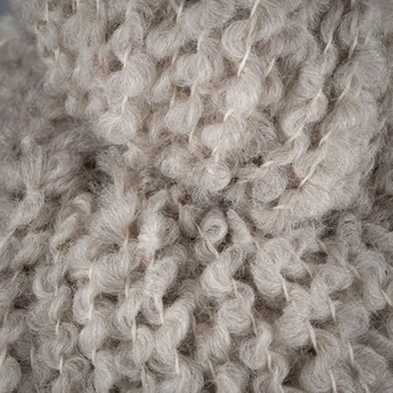 Texture Wool M1 Beige Meliert von Laines Du Nord. Die Reinheit der Merinowolle trifft auf eine Struktur die Maschenbild und Form perfekt zur Geltung bringt.