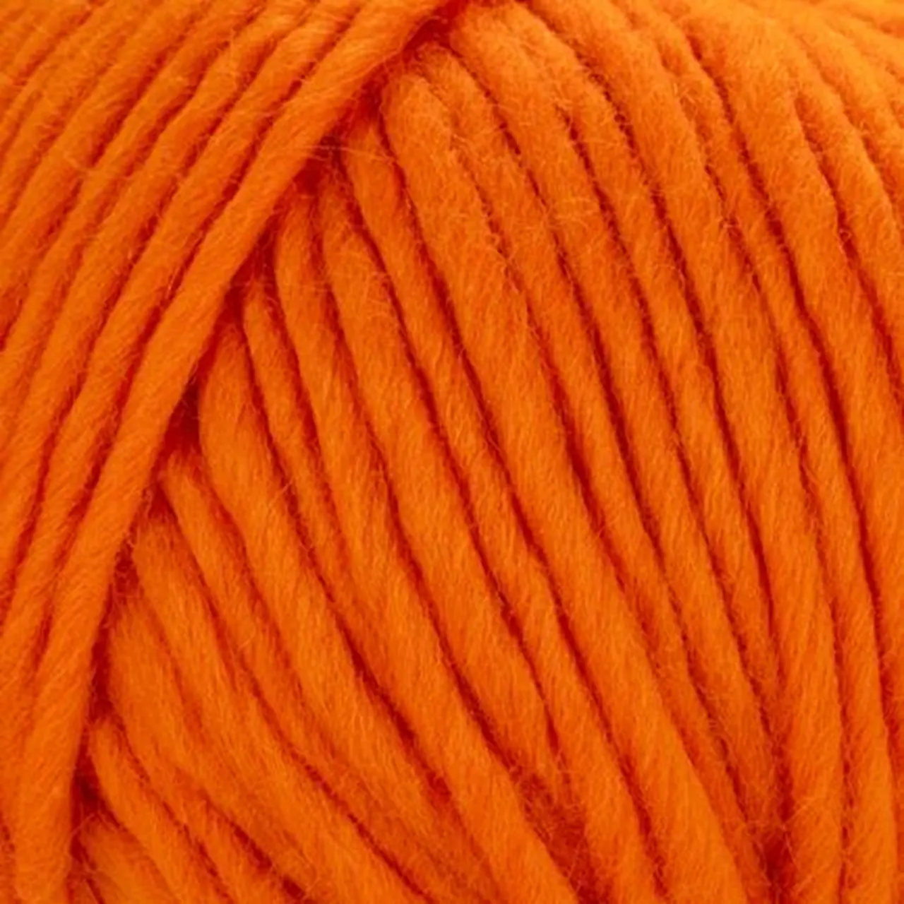 Young & Trendy Solid 107 Orange von Laines Du Nord. Ein Garn aus 100 % mulesingfreier Schurwolle mit intensiven Farben die jedes Strick- oder Häkelmuster hervorheben.