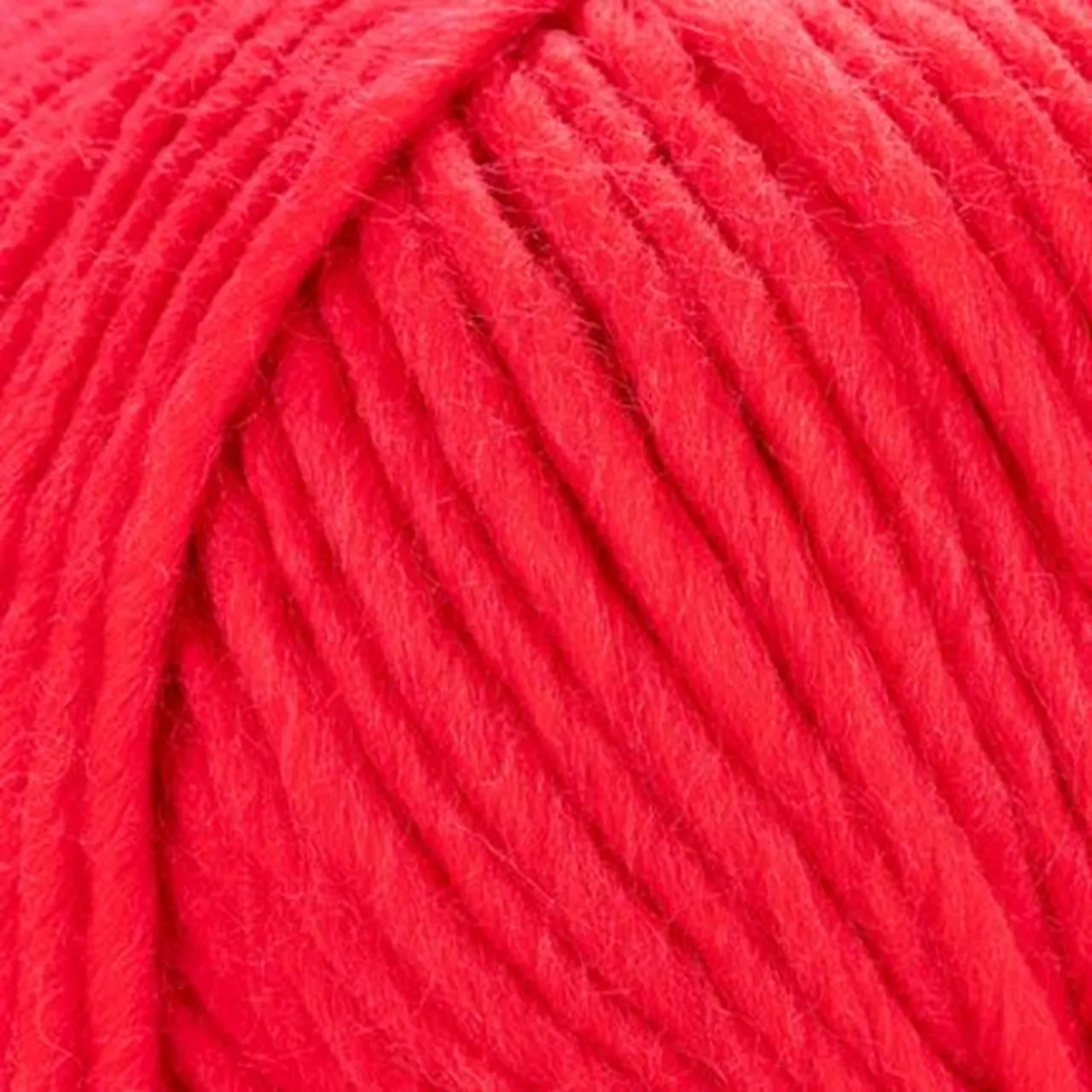 Young & Trendy Solid 211 Rot von Laines Du Nord. Ein Garn aus 100 % mulesingfreier Schurwolle mit intensiven Farben die jedes Strick- oder Häkelmuster hervorheben.