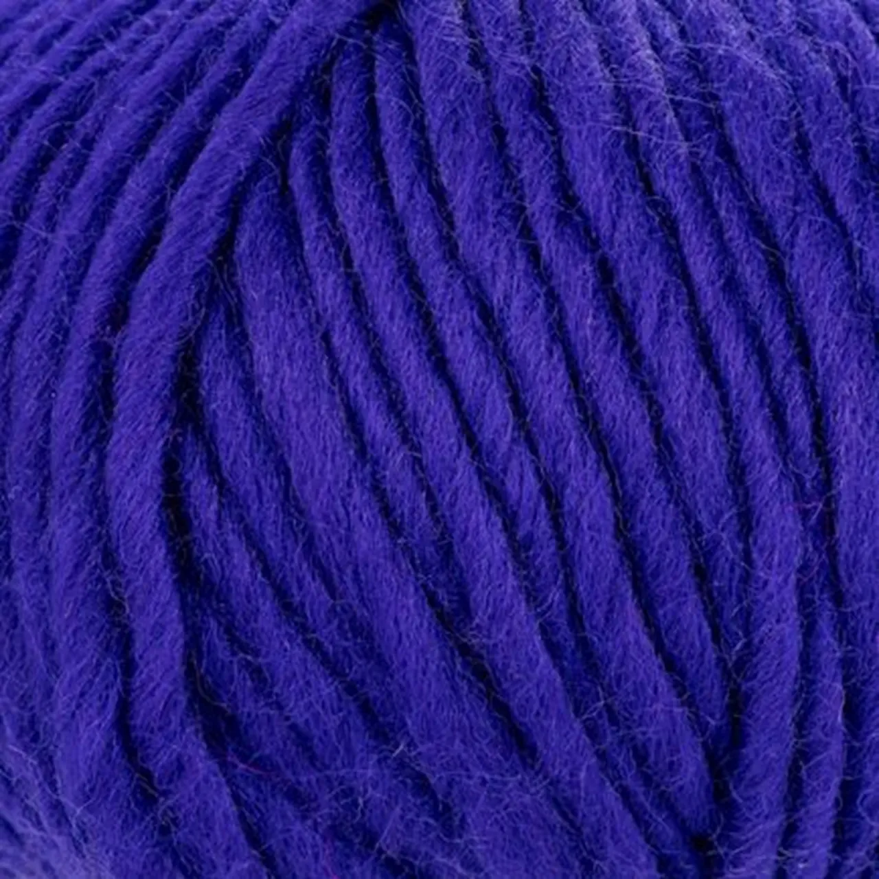 Young & Trendy Solid 212 Lila von Laines Du Nord. Ein Garn aus 100 % mulesingfreier Schurwolle mit intensiven Farben die jedes Strick- oder Häkelmuster hervorheben.