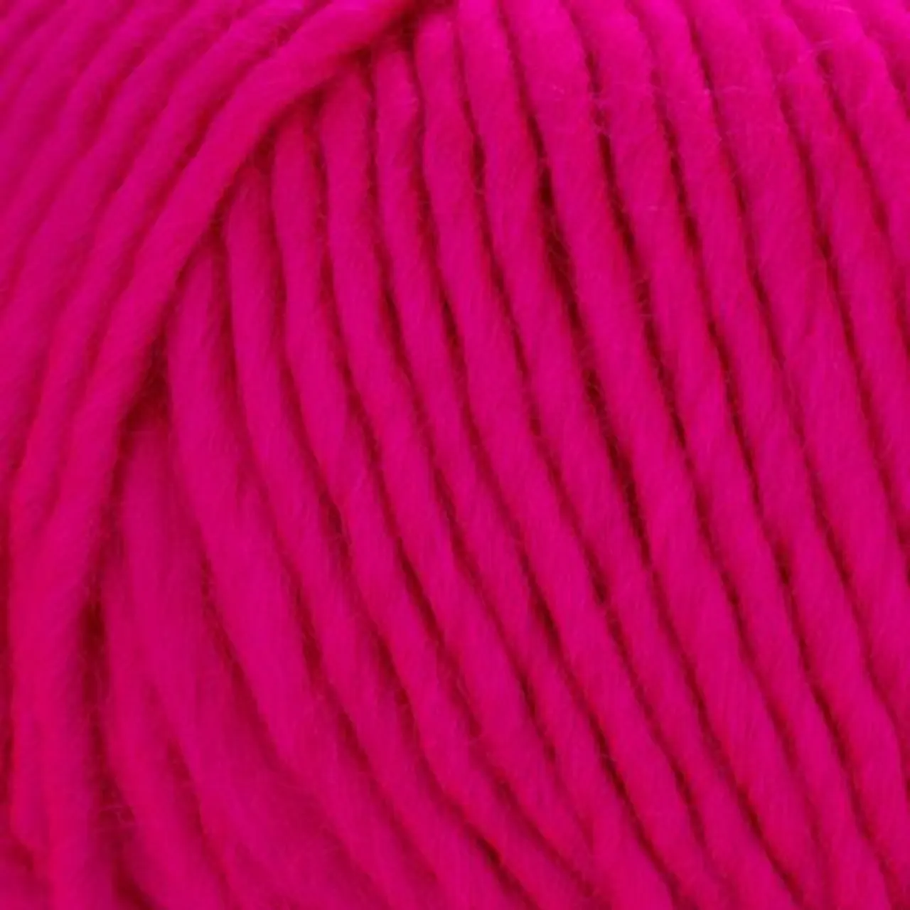 Young & Trendy Solid 304 Pink von Laines Du Nord. Ein Garn aus 100 % mulesingfreier Schurwolle mit intensiven Farben die jedes Strick- oder Häkelmuster hervorheben.