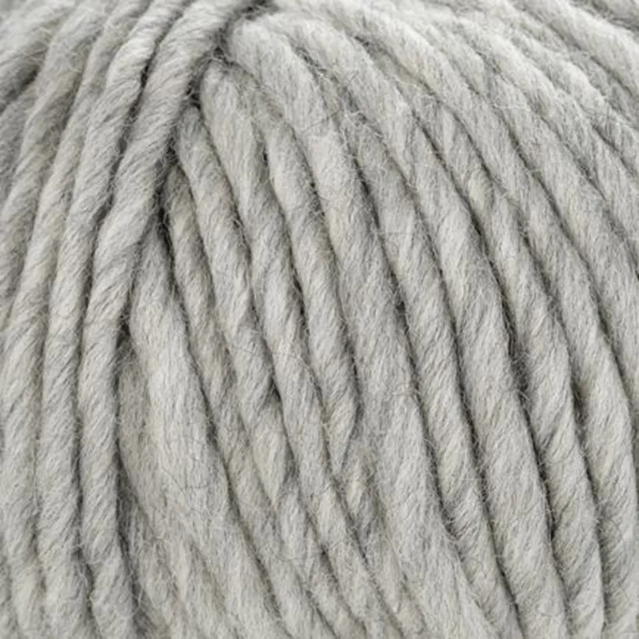 Young & Trendy Solid G1 Hellgrau von Laines Du Nord. Ein Garn aus 100 % mulesingfreier Schurwolle mit intensiven Farben die jedes Strick- oder Häkelmuster hervorheben.