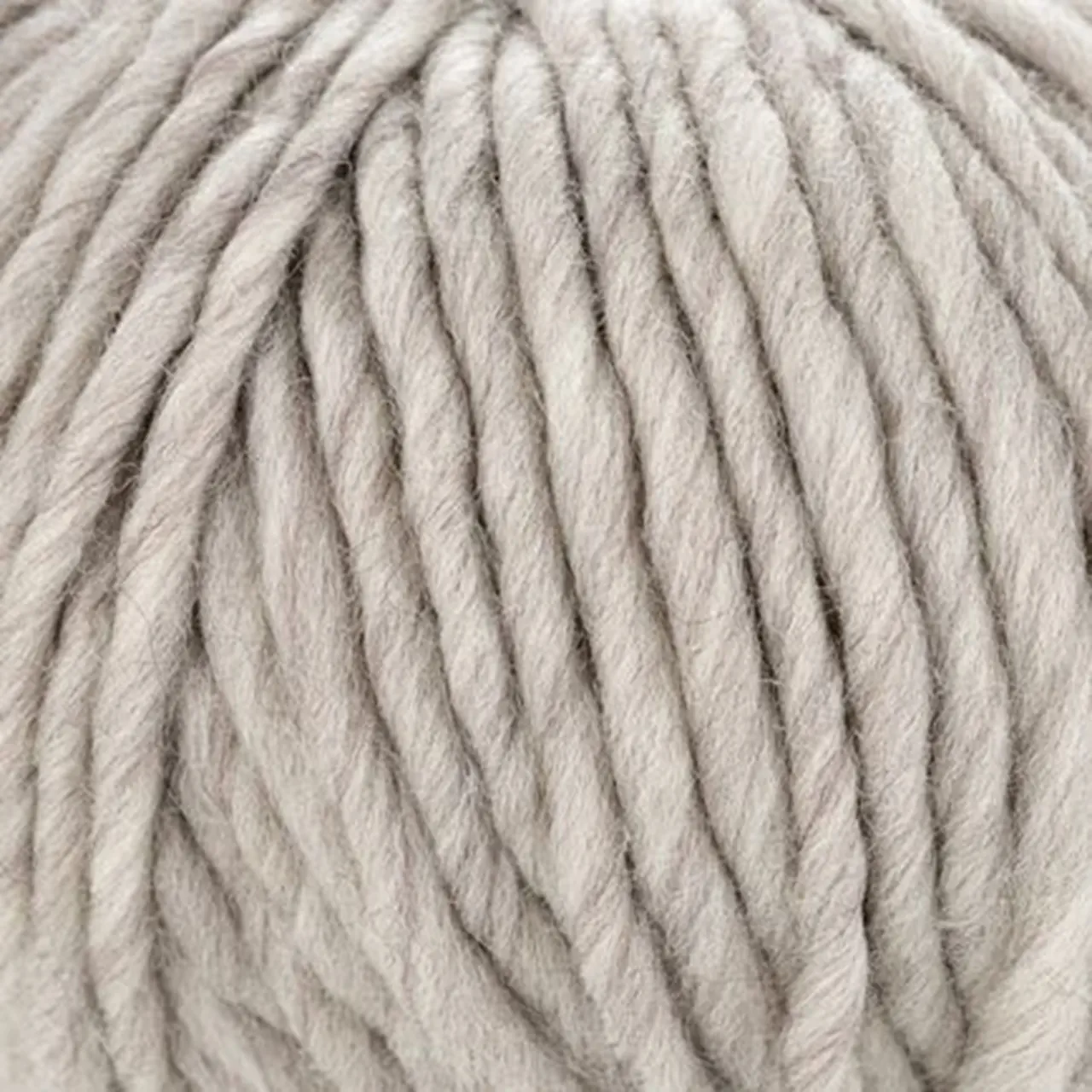 Young & Trendy Solid M1 Beige von Laines Du Nord. Ein Garn aus 100 % mulesingfreier Schurwolle mit intensiven Farben die jedes Strick- oder Häkelmuster hervorheben.
