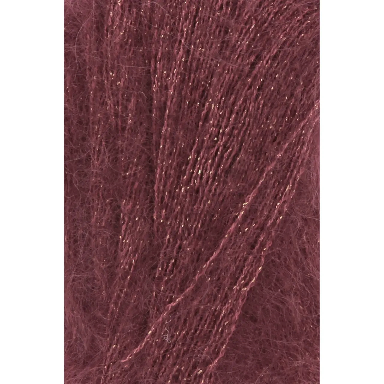 Lace Lamé 62 Weinrot von Lang Yarns. Wir haben uns auf die Suche nach dem feinsten und schönsten Mohair begeben. In Südafrika haben wir die hochwertigste Qualität gefunden. Diese wird bestimmt durch die Feinheit (Durchmesser)