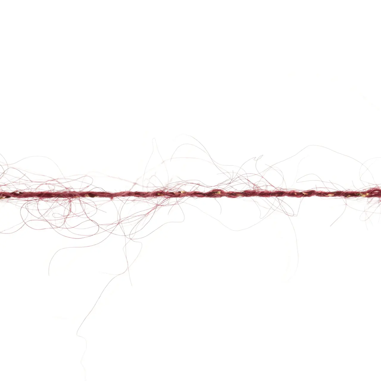 Lace Lamé 62 Weinrot von Lang Yarns. Wir haben uns auf die Suche nach dem feinsten und schönsten Mohair begeben. In Südafrika haben wir die hochwertigste Qualität gefunden. Diese wird bestimmt durch die Feinheit (Durchmesser)