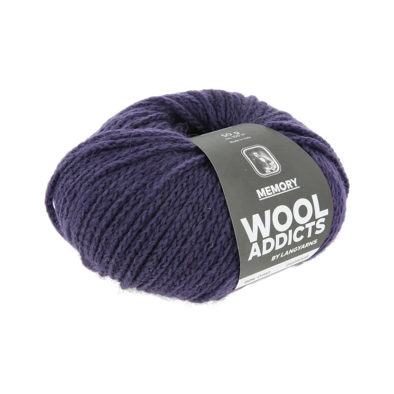 Memory 190 Blackberry von Lang Yarns. This yarn makes it even easier to create memories with other knitters and crocheters. The yarn consists of 88% Merino Superfine and is coated with an anti-felt layer that keeps the yarn fibers nicely in place and extra stable.