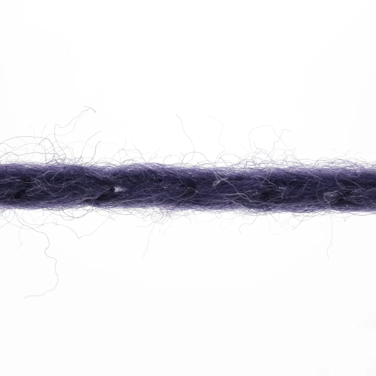 Memory 190 Blackberry von Lang Yarns. This yarn makes it even easier to create memories with other knitters and crocheters. The yarn consists of 88% Merino Superfine and is coated with an anti-felt layer that keeps the yarn fibers nicely in place and extra stable.