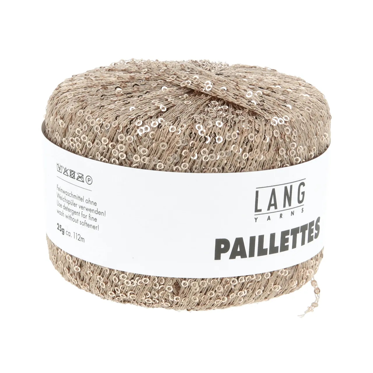 Paillettes 26 Sand von Lang Yarns. Dieses Garn mit feinen Pailletten lässt sich angenehm verarbeiten und ist vielseitig einsetzbar. Besonders gut eignet es sich als Beilaufgarn etwa zusammen mit einem zarten Seiden-Mohair-Faden oder auch in Kombination mit Garnen wie Merino oder Alpaka. Dadurch ist das Garn ideal für Tücher und Schals die direkt auf der Haut getragen werden. Die kleinen Pailletten fallen beim Tragen kaum auf und sorgen dennoch für einen dezenten Glanz.