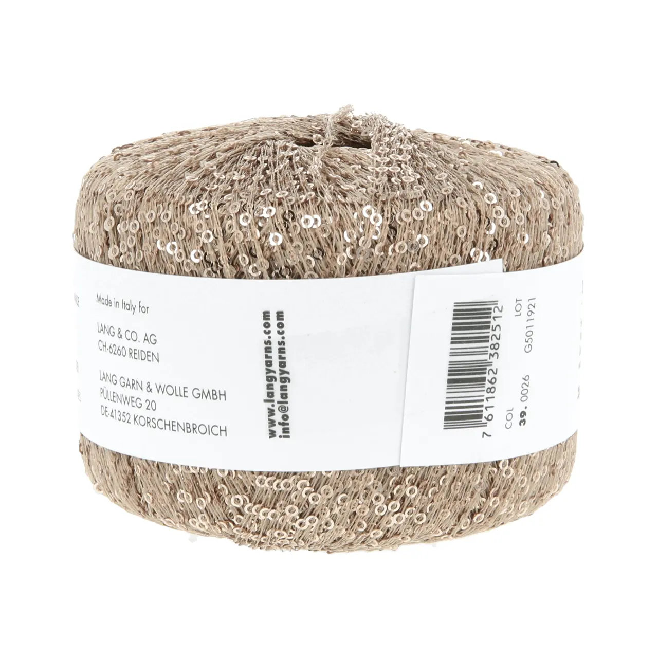 Paillettes 26 Sand von Lang Yarns. Dieses Garn mit feinen Pailletten lässt sich angenehm verarbeiten und ist vielseitig einsetzbar. Besonders gut eignet es sich als Beilaufgarn etwa zusammen mit einem zarten Seiden-Mohair-Faden oder auch in Kombination mit Garnen wie Merino oder Alpaka. Dadurch ist das Garn ideal für Tücher und Schals die direkt auf der Haut getragen werden. Die kleinen Pailletten fallen beim Tragen kaum auf und sorgen dennoch für einen dezenten Glanz.