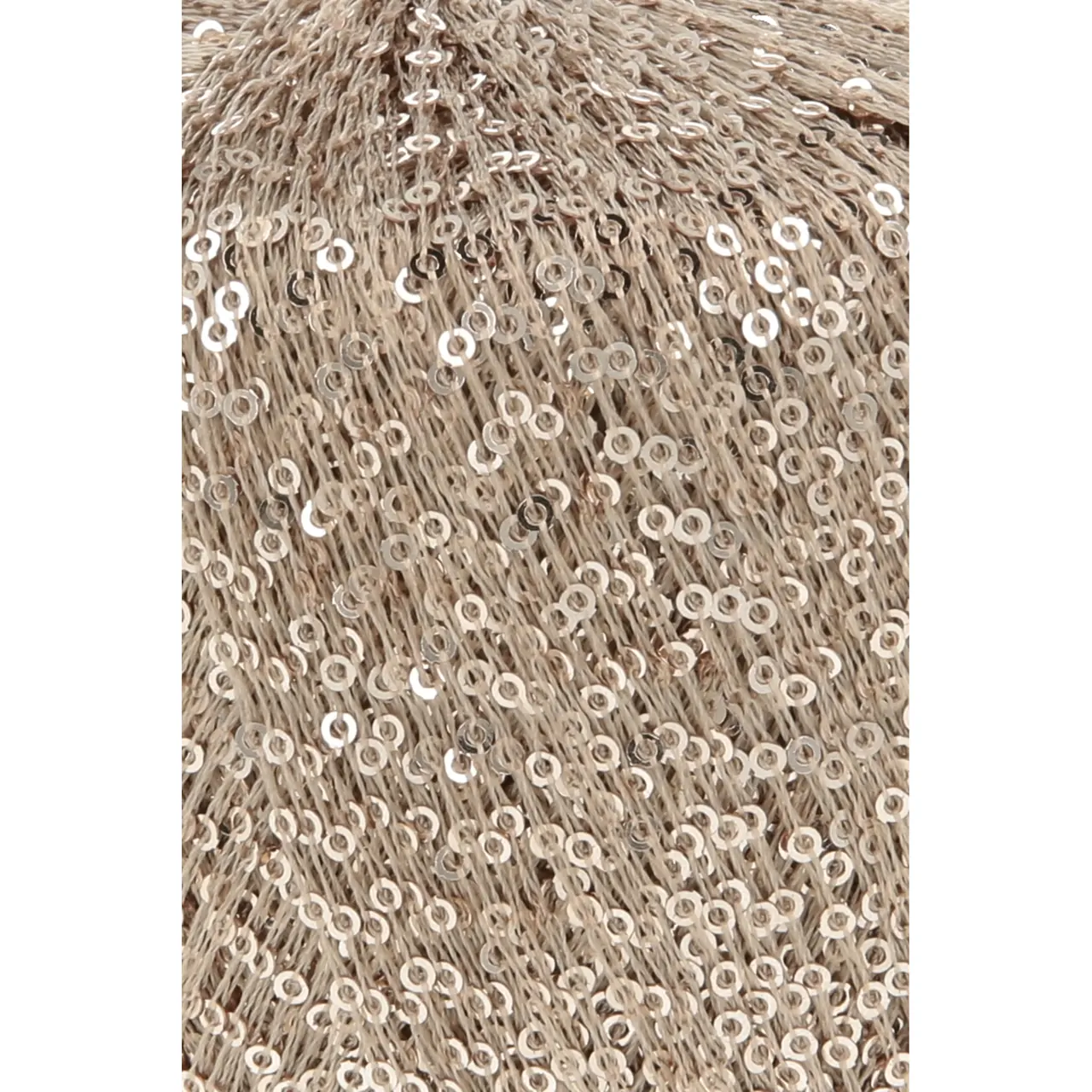 Paillettes 26 Sand von Lang Yarns. Dieses Garn mit feinen Pailletten lässt sich angenehm verarbeiten und ist vielseitig einsetzbar. Besonders gut eignet es sich als Beilaufgarn etwa zusammen mit einem zarten Seiden-Mohair-Faden oder auch in Kombination mit Garnen wie Merino oder Alpaka. Dadurch ist das Garn ideal für Tücher und Schals die direkt auf der Haut getragen werden. Die kleinen Pailletten fallen beim Tragen kaum auf und sorgen dennoch für einen dezenten Glanz.