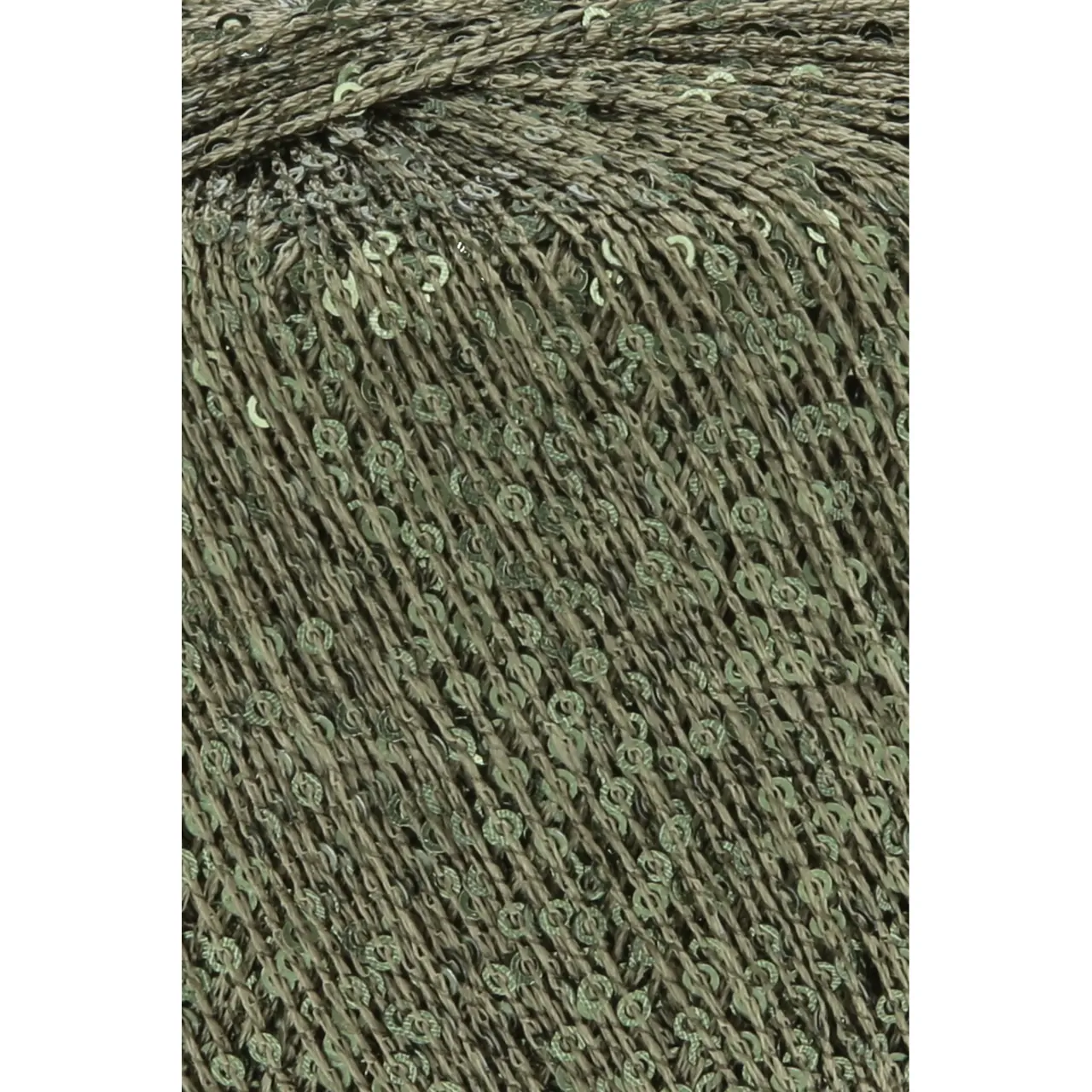 Paillettes 99 Krokodilgrün von Lang Yarns. Dieses Garn mit feinen Pailletten lässt sich angenehm verarbeiten und ist vielseitig einsetzbar. Besonders gut eignet es sich als Beilaufgarn etwa zusammen mit einem zarten Seiden-Mohair-Faden oder auch in Kombination mit Garnen wie Merino oder Alpaka. Dadurch ist das Garn ideal für Tücher und Schals die direkt auf der Haut getragen werden. Die kleinen Pailletten fallen beim Tragen kaum auf und sorgen dennoch für einen dezenten Glanz.