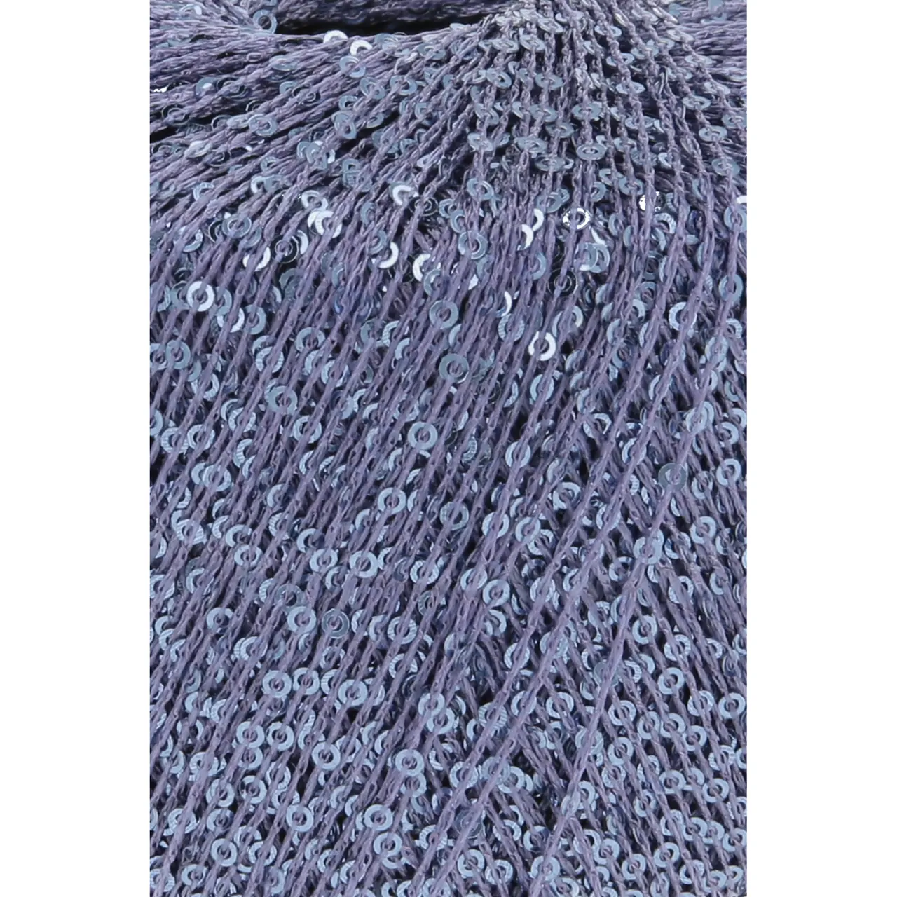 Paillettes 146 Lavendel von Lang Yarns. Dieses Garn mit feinen Pailletten lässt sich angenehm verarbeiten und ist vielseitig einsetzbar. Besonders gut eignet es sich als Beilaufgarn etwa zusammen mit einem zarten Seiden-Mohair-Faden oder auch in Kombination mit Garnen wie Merino oder Alpaka. Dadurch ist das Garn ideal für Tücher und Schals die direkt auf der Haut getragen werden. Die kleinen Pailletten fallen beim Tragen kaum auf und sorgen dennoch für einen dezenten Glanz.