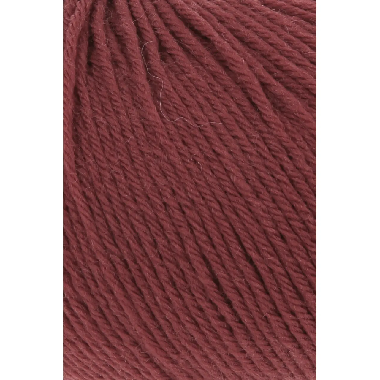 Merino 200 Bebe 361 Dunkelrot von Lang Yarns. Unsere Standard-Merinogarne werden aus feinster australischer Merinowolle gesponnen - selbstverständlich mulesingfrei. Rund 40 % der weltweiten Wolle stammen von Merinoschafen. Ihre Fasern haben eine besonders feine Kräuselung was ein elastisches und zugleich formbeständiges Garn ergibt. Die natürlichen Vorzüge von Schafwolle wie Temperaturausgleich Feuchtigkeitsregulierung und Geruchsneutralität sind bei Merino besonders ausgeprägt.
