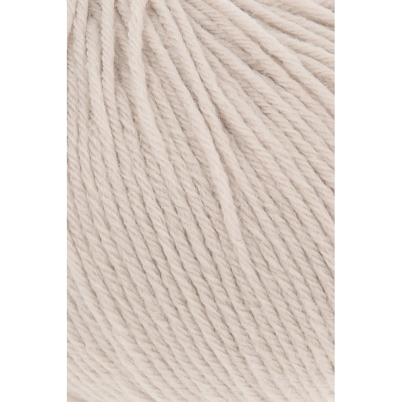 Merino 200 Bebe 426 Sand von Lang Yarns. Unsere Standard-Merinogarne werden aus feinster australischer Merinowolle gesponnen - selbstverständlich mulesingfrei. Rund 40 % der weltweiten Wolle stammen von Merinoschafen. Ihre Fasern haben eine besonders feine Kräuselung was ein elastisches und zugleich formbeständiges Garn ergibt. Die natürlichen Vorzüge von Schafwolle wie Temperaturausgleich Feuchtigkeitsregulierung und Geruchsneutralität sind bei Merino besonders ausgeprägt.