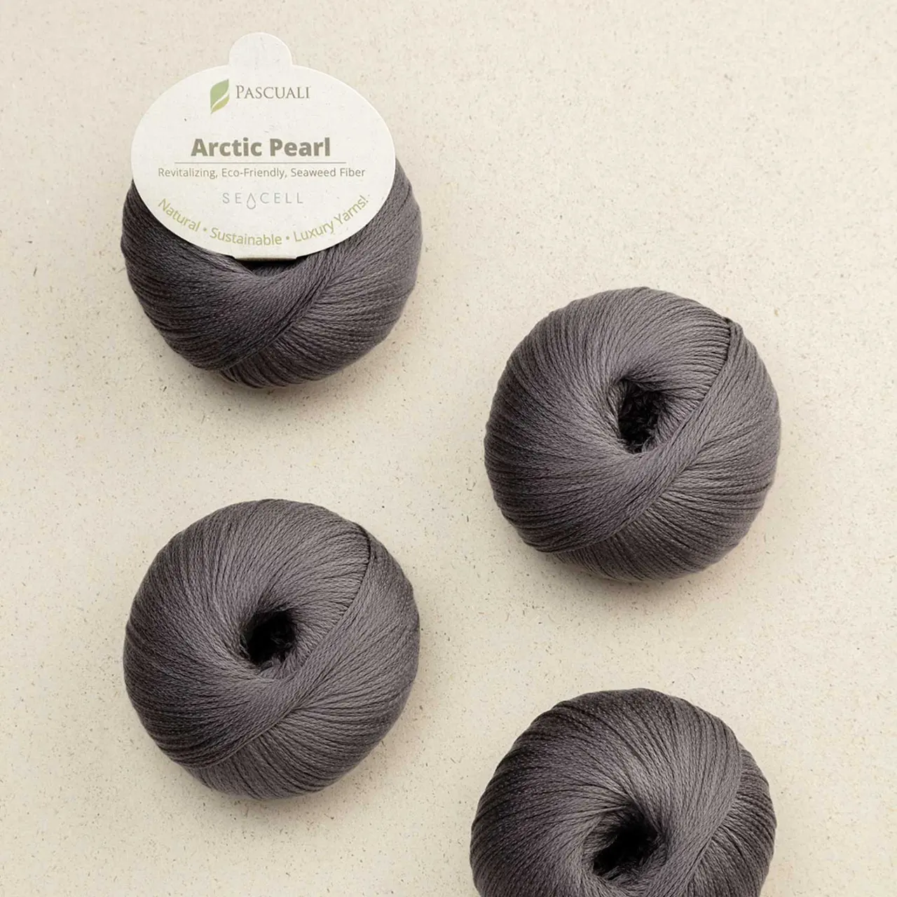 Arctic Pearl 22 Galenit von Pascuali. Ein wirklich einzigartiges Naturgarn - das einzige vegane Garn seiner Art. Es vereint Schönheit und Nachhaltigkeit und bietet Vorteile für Haut und Körper. Arctic Pearl umhüllt deine Haut mit Luxus und bewegt sich im Einklang mit der Erde - die perfekte Wahl für alle die Wert auf Ästhetik und Nachhaltigkeit legen.
