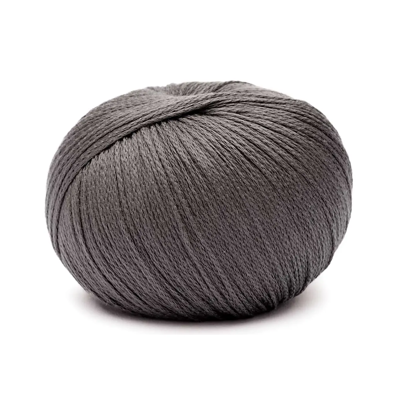 Arctic Pearl 22 Galenit von Pascuali. Ein wirklich einzigartiges Naturgarn - das einzige vegane Garn seiner Art. Es vereint Schönheit und Nachhaltigkeit und bietet Vorteile für Haut und Körper. Arctic Pearl umhüllt deine Haut mit Luxus und bewegt sich im Einklang mit der Erde - die perfekte Wahl für alle die Wert auf Ästhetik und Nachhaltigkeit legen.