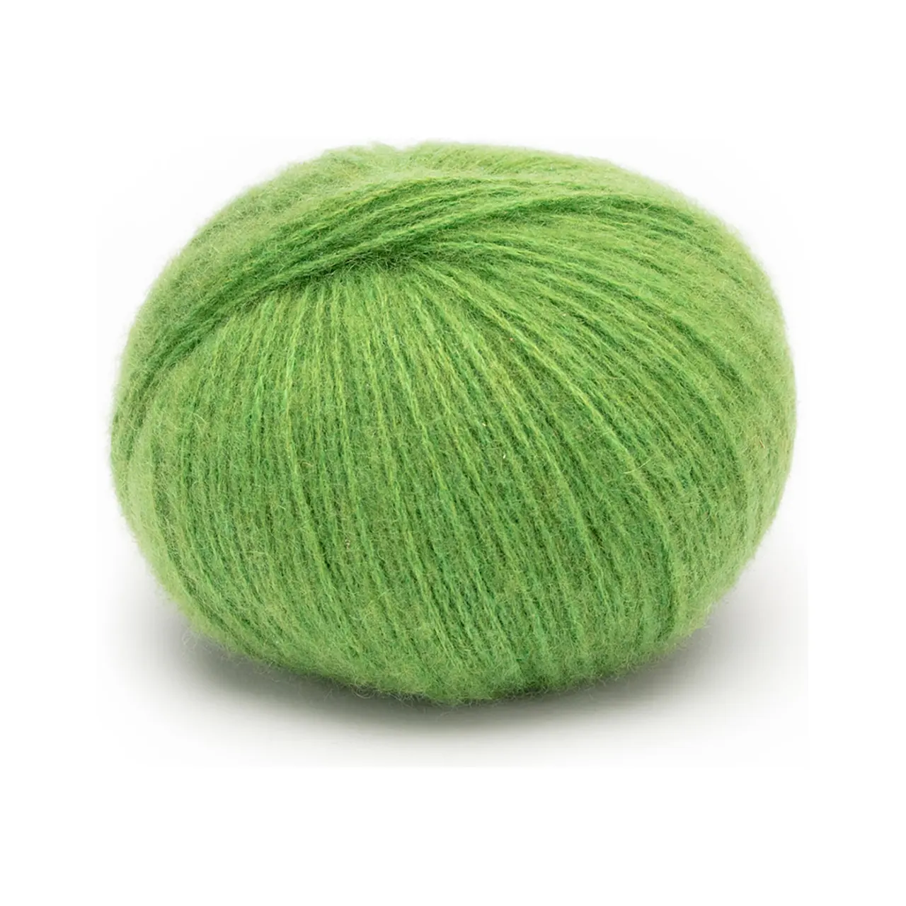 Cashmere 6/28 102 Farn von Pascuali. Die Cashmere 6/28 ist herrlich weich und das verstrickte Garn blüht mit der ersten Wäsche regelrecht auf. Pullover Strickjacken und Handwärmer sind wunderbare Projekte um sie aus diesem besonderen Garn zu stricken. Es ist in der Tat so weich und leicht dass selbst Menschen mit empfindlichster Haut es tragen können da es nicht juckt oder kratzt. Außerdem ist es sehr anpassungsfähig an die Temperatur. Im Winter hält es warm und isoliert während es im Sommer dafür sorgt dass man nicht ins Schwitzen kommt denn die Kaschmirfaser ist atmungsaktiv. Pascuali bietet eine der besten Kaschmirqualitäten an die derzeit auf dem Markt erhältlich sind. Weil hohe Qualität artgerechte Tierhaltung fair gehandelte und ökologisch hergestellte Produkte im Mittelpunkt unseres Handelns stehen haben wir dafür gesorgt dass unser Kaschmir von der mongolischen Handelskammer bio-zertifiziert ist.