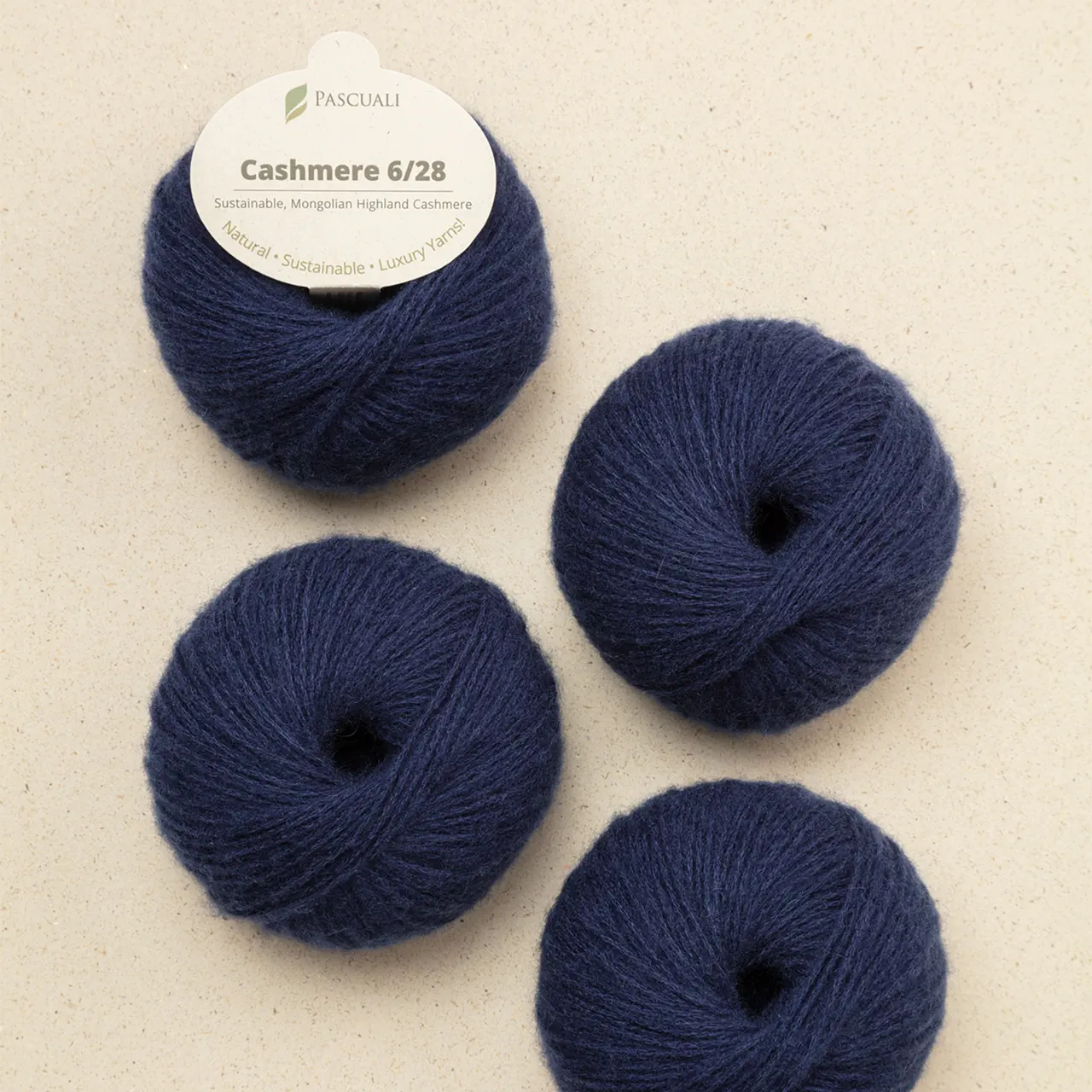 Cashmere 6/28 32 Navy von Pascuali. Die Cashmere 6/28 ist herrlich weich und das verstrickte Garn blüht mit der ersten Wäsche regelrecht auf. Pullover Strickjacken und Handwärmer sind wunderbare Projekte um sie aus diesem besonderen Garn zu stricken. Es ist in der Tat so weich und leicht dass selbst Menschen mit empfindlichster Haut es tragen können da es nicht juckt oder kratzt. Außerdem ist es sehr anpassungsfähig an die Temperatur. Im Winter hält es warm und isoliert während es im Sommer dafür sorgt dass man nicht ins Schwitzen kommt denn die Kaschmirfaser ist atmungsaktiv. Pascuali bietet eine der besten Kaschmirqualitäten an die derzeit auf dem Markt erhältlich sind. Weil hohe Qualität artgerechte Tierhaltung fair gehandelte und ökologisch hergestellte Produkte im Mittelpunkt unseres Handelns stehen haben wir dafür gesorgt dass unser Kaschmir von der mongolischen Handelskammer bio-zertifiziert ist.