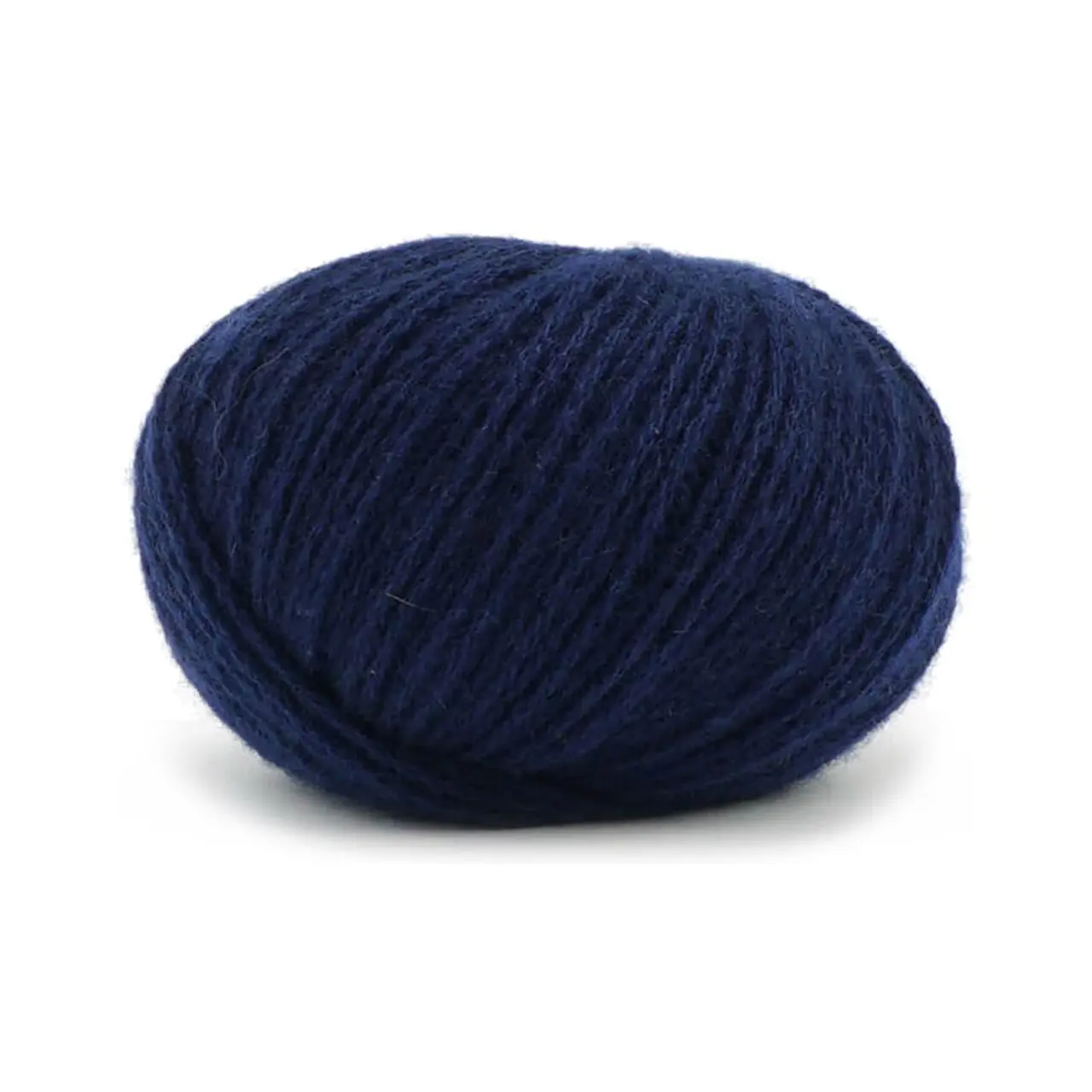 Cashmere 6/28 32 Navy von Pascuali. Die Cashmere 6/28 ist herrlich weich und das verstrickte Garn blüht mit der ersten Wäsche regelrecht auf. Pullover Strickjacken und Handwärmer sind wunderbare Projekte um sie aus diesem besonderen Garn zu stricken. Es ist in der Tat so weich und leicht dass selbst Menschen mit empfindlichster Haut es tragen können da es nicht juckt oder kratzt. Außerdem ist es sehr anpassungsfähig an die Temperatur. Im Winter hält es warm und isoliert während es im Sommer dafür sorgt dass man nicht ins Schwitzen kommt denn die Kaschmirfaser ist atmungsaktiv. Pascuali bietet eine der besten Kaschmirqualitäten an die derzeit auf dem Markt erhältlich sind. Weil hohe Qualität artgerechte Tierhaltung fair gehandelte und ökologisch hergestellte Produkte im Mittelpunkt unseres Handelns stehen haben wir dafür gesorgt dass unser Kaschmir von der mongolischen Handelskammer bio-zertifiziert ist.