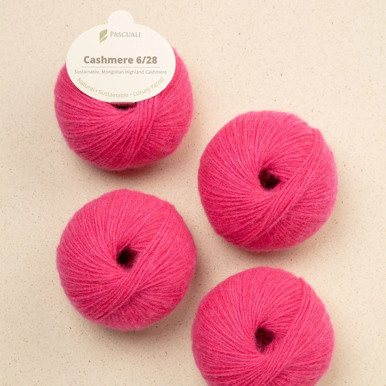 Cashmere 6/28 96 Azalee von Pascuali. Die Cashmere 6/28 ist herrlich weich und das verstrickte Garn blüht mit der ersten Wäsche regelrecht auf. Pullover Strickjacken und Handwärmer sind wunderbare Projekte um sie aus diesem besonderen Garn zu stricken. Es ist in der Tat so weich und leicht dass selbst Menschen mit empfindlichster Haut es tragen können da es nicht juckt oder kratzt. Außerdem ist es sehr anpassungsfähig an die Temperatur. Im Winter hält es warm und isoliert während es im Sommer dafür sorgt dass man nicht ins Schwitzen kommt denn die Kaschmirfaser ist atmungsaktiv. Pascuali bietet eine der besten Kaschmirqualitäten an die derzeit auf dem Markt erhältlich sind. Weil hohe Qualität artgerechte Tierhaltung fair gehandelte und ökologisch hergestellte Produkte im Mittelpunkt unseres Handelns stehen haben wir dafür gesorgt dass unser Kaschmir von der mongolischen Handelskammer bio-zertifiziert ist.