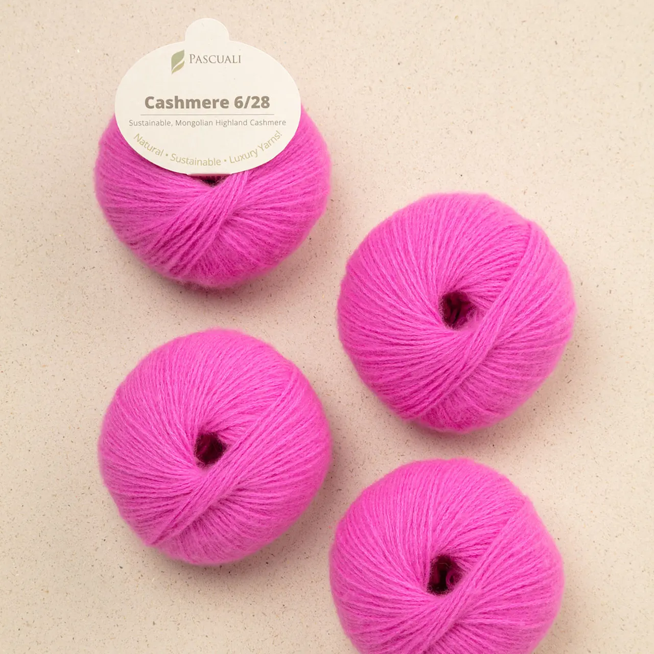 Cashmere 6/28 97 Hibiskus von Pascuali. Die Cashmere 6/28 ist herrlich weich und das verstrickte Garn blüht mit der ersten Wäsche regelrecht auf. Pullover Strickjacken und Handwärmer sind wunderbare Projekte um sie aus diesem besonderen Garn zu stricken. Es ist in der Tat so weich und leicht dass selbst Menschen mit empfindlichster Haut es tragen können da es nicht juckt oder kratzt. Außerdem ist es sehr anpassungsfähig an die Temperatur. Im Winter hält es warm und isoliert während es im Sommer dafür sorgt dass man nicht ins Schwitzen kommt denn die Kaschmirfaser ist atmungsaktiv. Pascuali bietet eine der besten Kaschmirqualitäten an die derzeit auf dem Markt erhältlich sind. Weil hohe Qualität artgerechte Tierhaltung fair gehandelte und ökologisch hergestellte Produkte im Mittelpunkt unseres Handelns stehen haben wir dafür gesorgt dass unser Kaschmir von der mongolischen Handelskammer bio-zertifiziert ist.