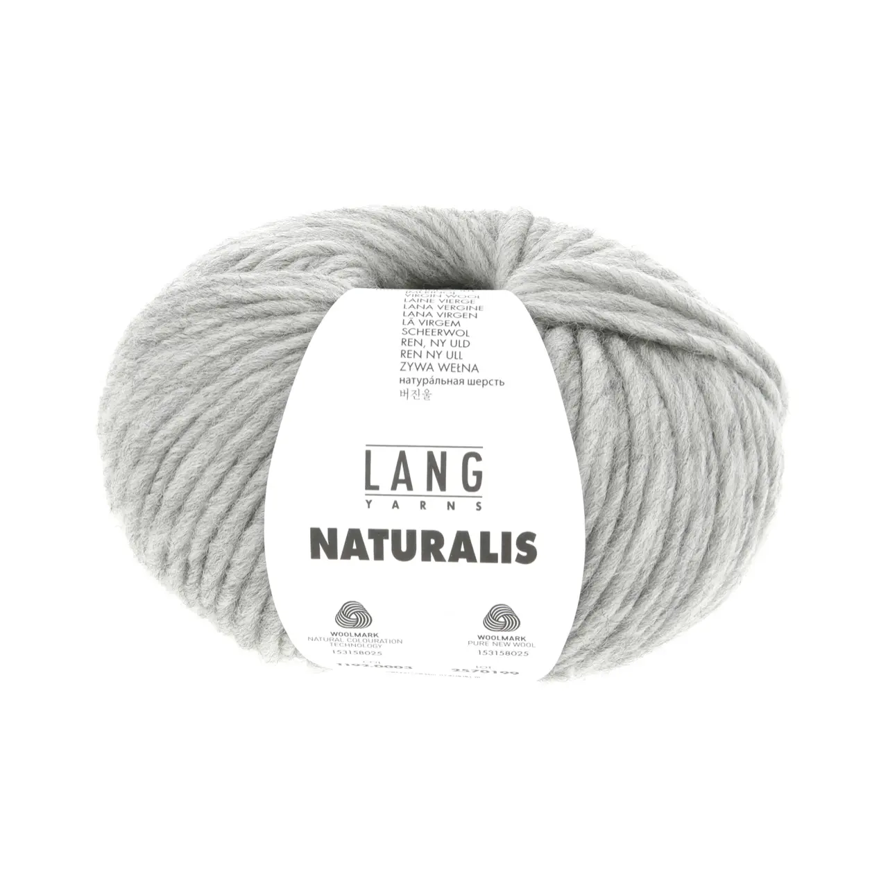 Naturalis 3 Hellgrau von Lang Yarns. NATURALIS erzählt von der stillen Schönheit natürlicher Farben. In einem 100 % pflanzenbasierten Färbeprozess entfalten ausgewählte Kräuter Wurzeln und Rinden ihre feinen Nuancen und schenken dem Garn eine lebendige Tiefe. Jede Farbe ist ein Zusammenspiel aus Zeit Erfahrung und Natur - ruhig authentisch und einzigartig.