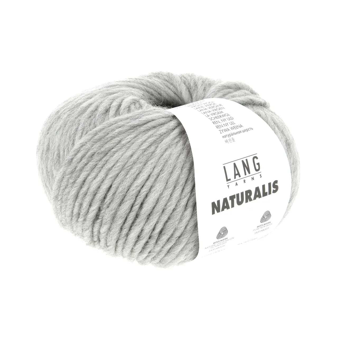 Naturalis 3 Hellgrau von Lang Yarns. NATURALIS erzählt von der stillen Schönheit natürlicher Farben. In einem 100 % pflanzenbasierten Färbeprozess entfalten ausgewählte Kräuter Wurzeln und Rinden ihre feinen Nuancen und schenken dem Garn eine lebendige Tiefe. Jede Farbe ist ein Zusammenspiel aus Zeit Erfahrung und Natur - ruhig authentisch und einzigartig.