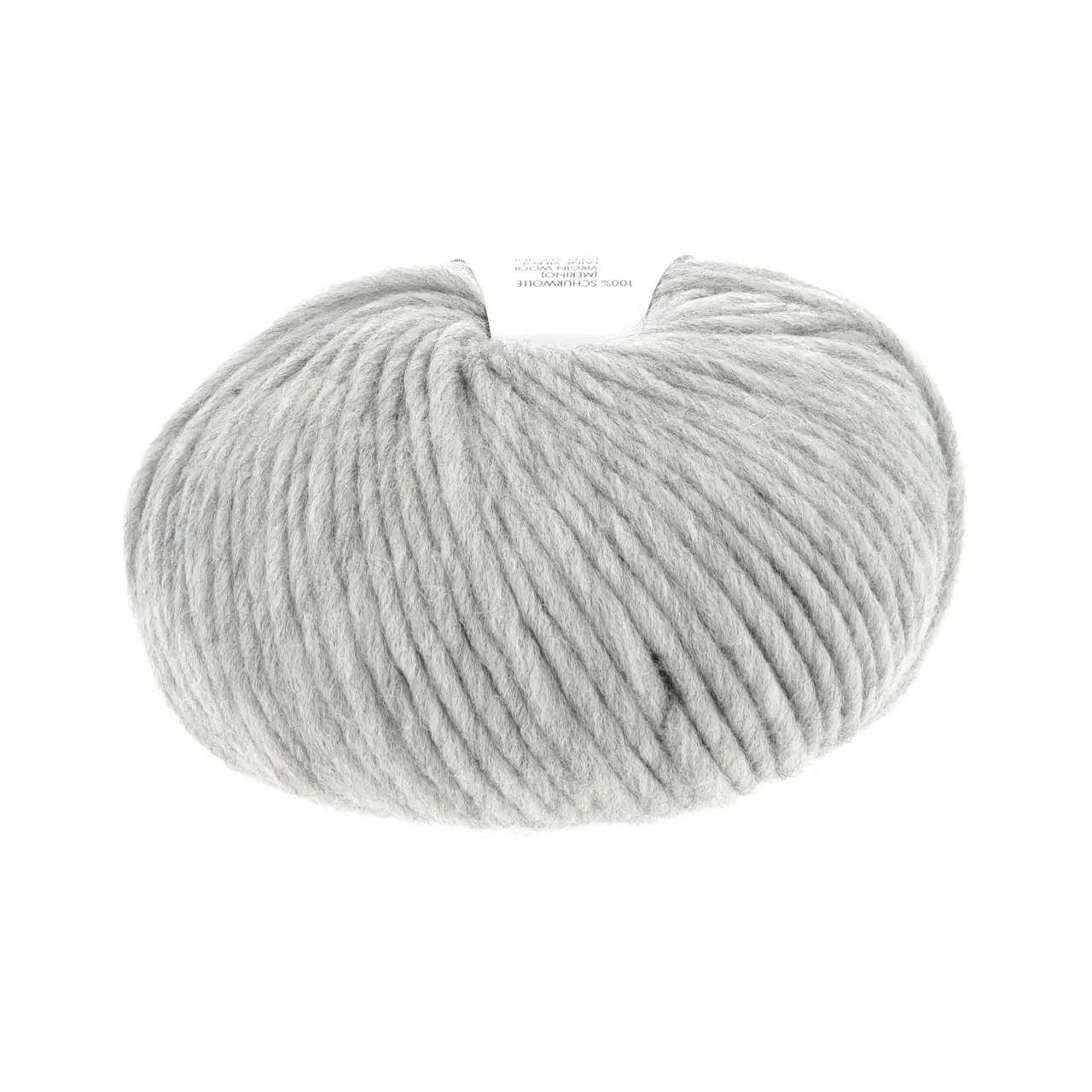 Naturalis 3 Hellgrau von Lang Yarns. NATURALIS erzählt von der stillen Schönheit natürlicher Farben. In einem 100 % pflanzenbasierten Färbeprozess entfalten ausgewählte Kräuter Wurzeln und Rinden ihre feinen Nuancen und schenken dem Garn eine lebendige Tiefe. Jede Farbe ist ein Zusammenspiel aus Zeit Erfahrung und Natur - ruhig authentisch und einzigartig.