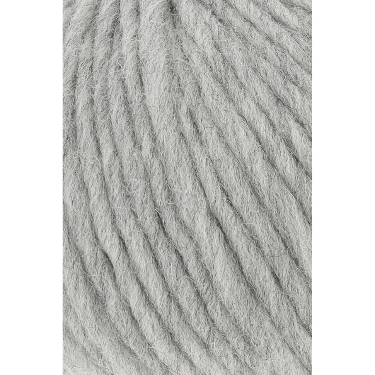 Naturalis 3 Hellgrau von Lang Yarns. NATURALIS erzählt von der stillen Schönheit natürlicher Farben. In einem 100 % pflanzenbasierten Färbeprozess entfalten ausgewählte Kräuter Wurzeln und Rinden ihre feinen Nuancen und schenken dem Garn eine lebendige Tiefe. Jede Farbe ist ein Zusammenspiel aus Zeit Erfahrung und Natur - ruhig authentisch und einzigartig.