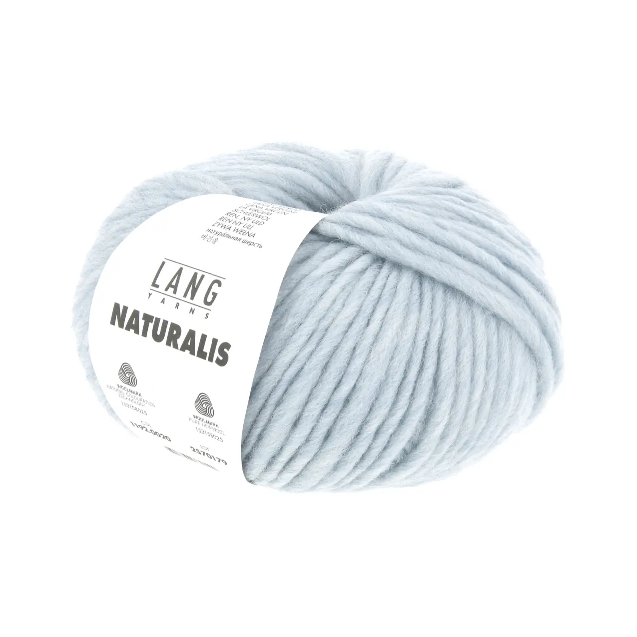 Naturalis 20 Baby Blau von Lang Yarns. NATURALIS erzählt von der stillen Schönheit natürlicher Farben. In einem 100 % pflanzenbasierten Färbeprozess entfalten ausgewählte Kräuter Wurzeln und Rinden ihre feinen Nuancen und schenken dem Garn eine lebendige Tiefe. Jede Farbe ist ein Zusammenspiel aus Zeit Erfahrung und Natur - ruhig authentisch und einzigartig.
