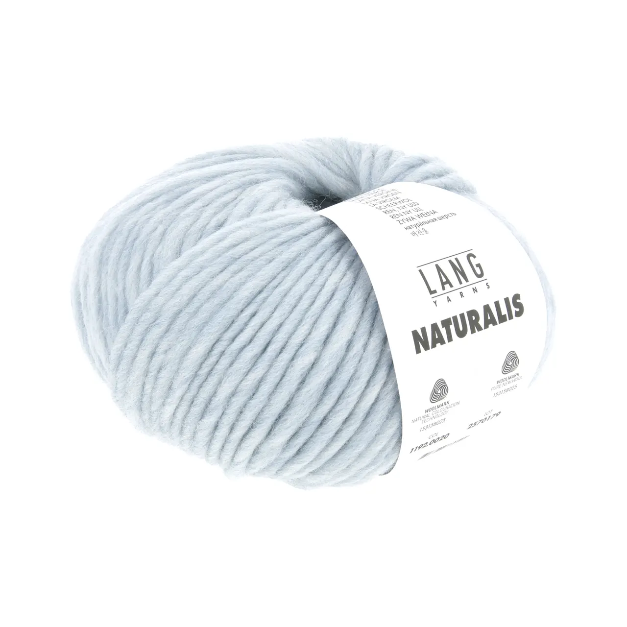 Naturalis 20 Baby Blau von Lang Yarns. NATURALIS erzählt von der stillen Schönheit natürlicher Farben. In einem 100 % pflanzenbasierten Färbeprozess entfalten ausgewählte Kräuter Wurzeln und Rinden ihre feinen Nuancen und schenken dem Garn eine lebendige Tiefe. Jede Farbe ist ein Zusammenspiel aus Zeit Erfahrung und Natur - ruhig authentisch und einzigartig.