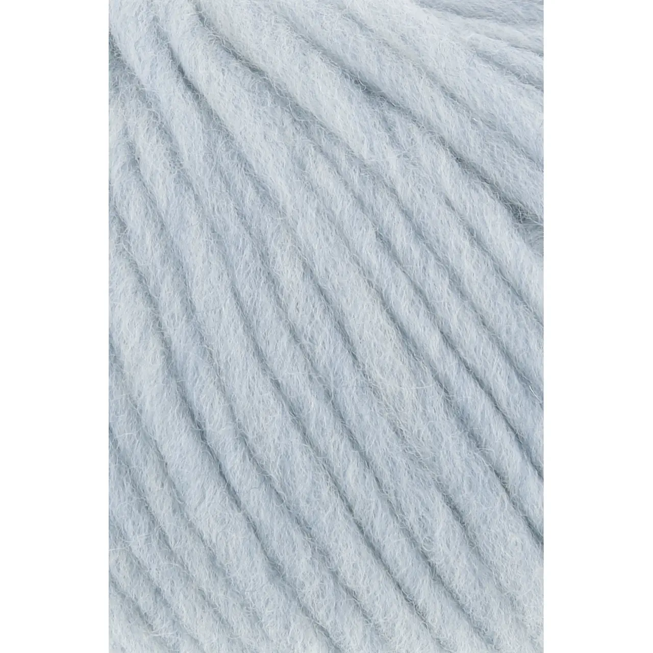 Naturalis 20 Baby Blau von Lang Yarns. NATURALIS erzählt von der stillen Schönheit natürlicher Farben. In einem 100 % pflanzenbasierten Färbeprozess entfalten ausgewählte Kräuter Wurzeln und Rinden ihre feinen Nuancen und schenken dem Garn eine lebendige Tiefe. Jede Farbe ist ein Zusammenspiel aus Zeit Erfahrung und Natur - ruhig authentisch und einzigartig.