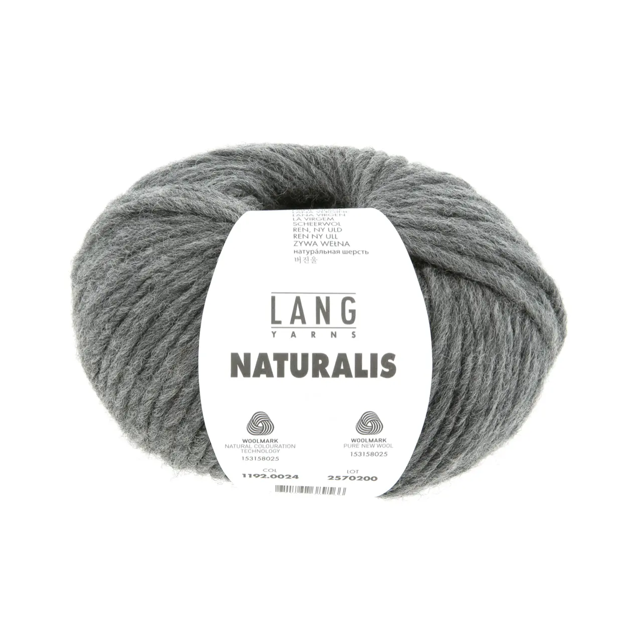 Naturalis 24 Grau von Lang Yarns. NATURALIS erzählt von der stillen Schönheit natürlicher Farben. In einem 100 % pflanzenbasierten Färbeprozess entfalten ausgewählte Kräuter Wurzeln und Rinden ihre feinen Nuancen und schenken dem Garn eine lebendige Tiefe. Jede Farbe ist ein Zusammenspiel aus Zeit Erfahrung und Natur - ruhig authentisch und einzigartig.