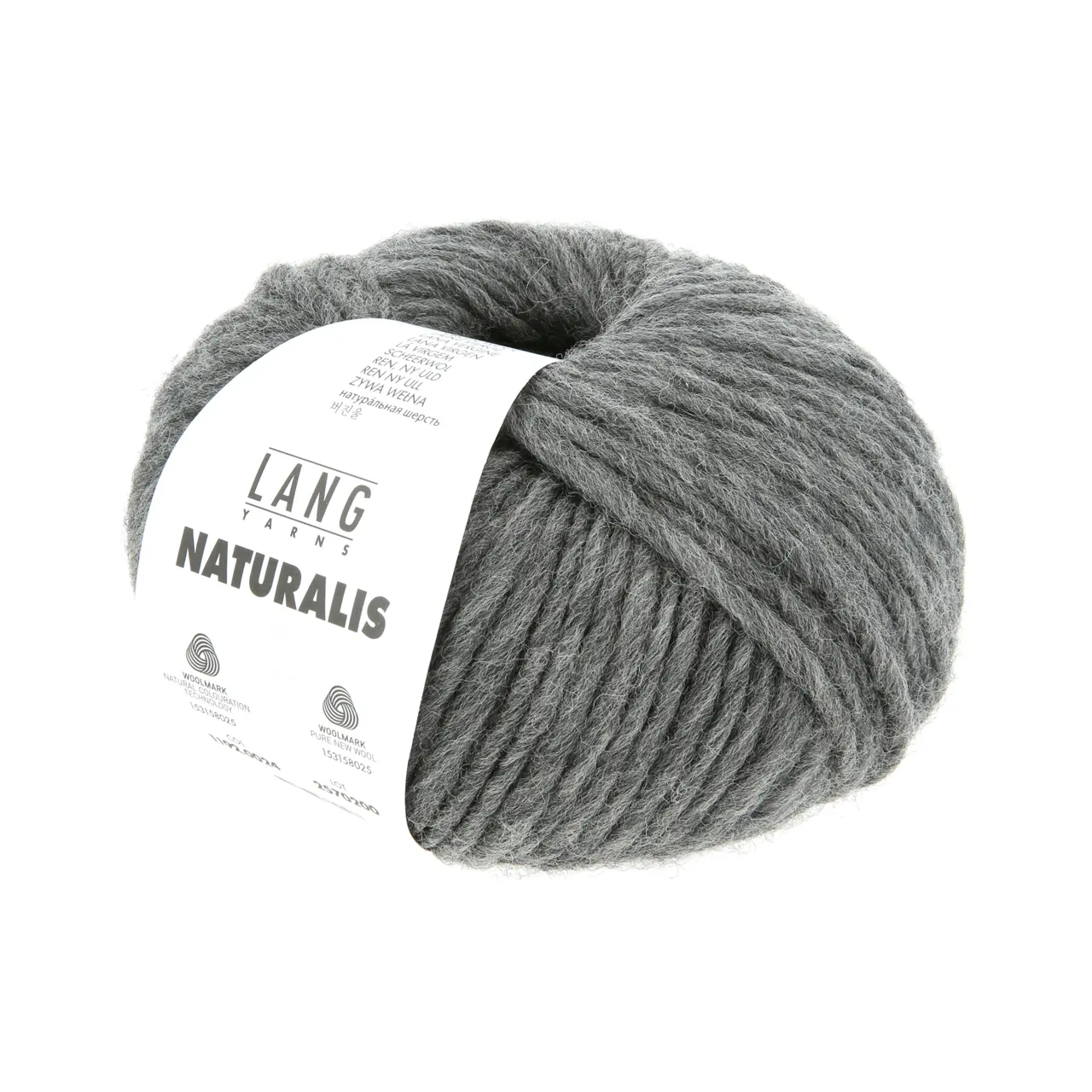Naturalis 24 Grau von Lang Yarns. NATURALIS erzählt von der stillen Schönheit natürlicher Farben. In einem 100 % pflanzenbasierten Färbeprozess entfalten ausgewählte Kräuter Wurzeln und Rinden ihre feinen Nuancen und schenken dem Garn eine lebendige Tiefe. Jede Farbe ist ein Zusammenspiel aus Zeit Erfahrung und Natur - ruhig authentisch und einzigartig.