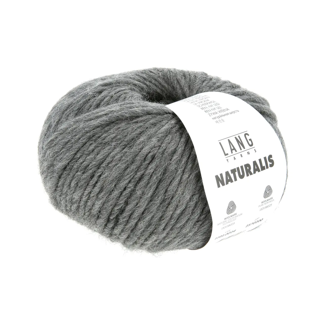 Naturalis 24 Grau von Lang Yarns. NATURALIS erzählt von der stillen Schönheit natürlicher Farben. In einem 100 % pflanzenbasierten Färbeprozess entfalten ausgewählte Kräuter Wurzeln und Rinden ihre feinen Nuancen und schenken dem Garn eine lebendige Tiefe. Jede Farbe ist ein Zusammenspiel aus Zeit Erfahrung und Natur - ruhig authentisch und einzigartig.